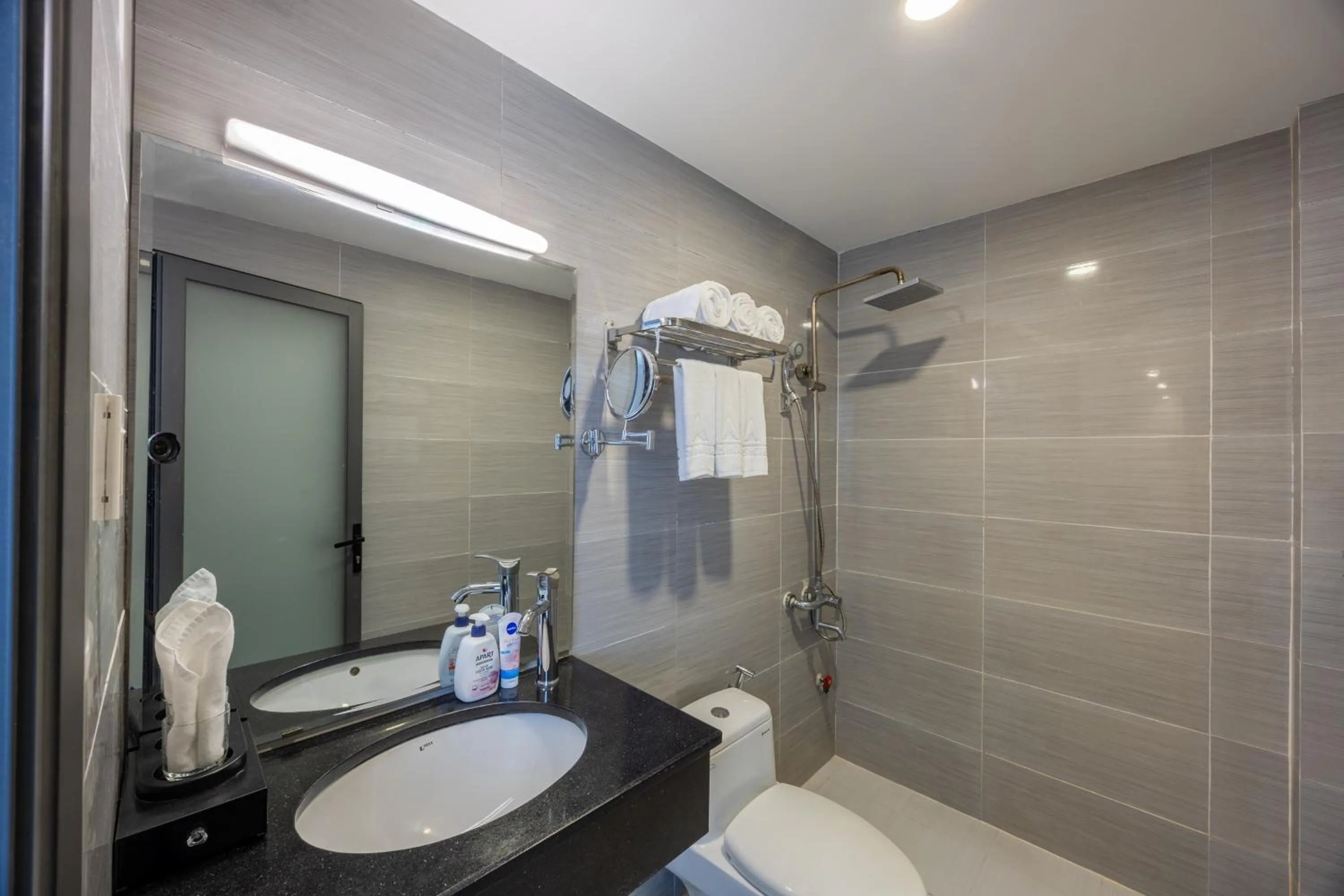 Shower in A25 Hotel - 274 Đề Thám