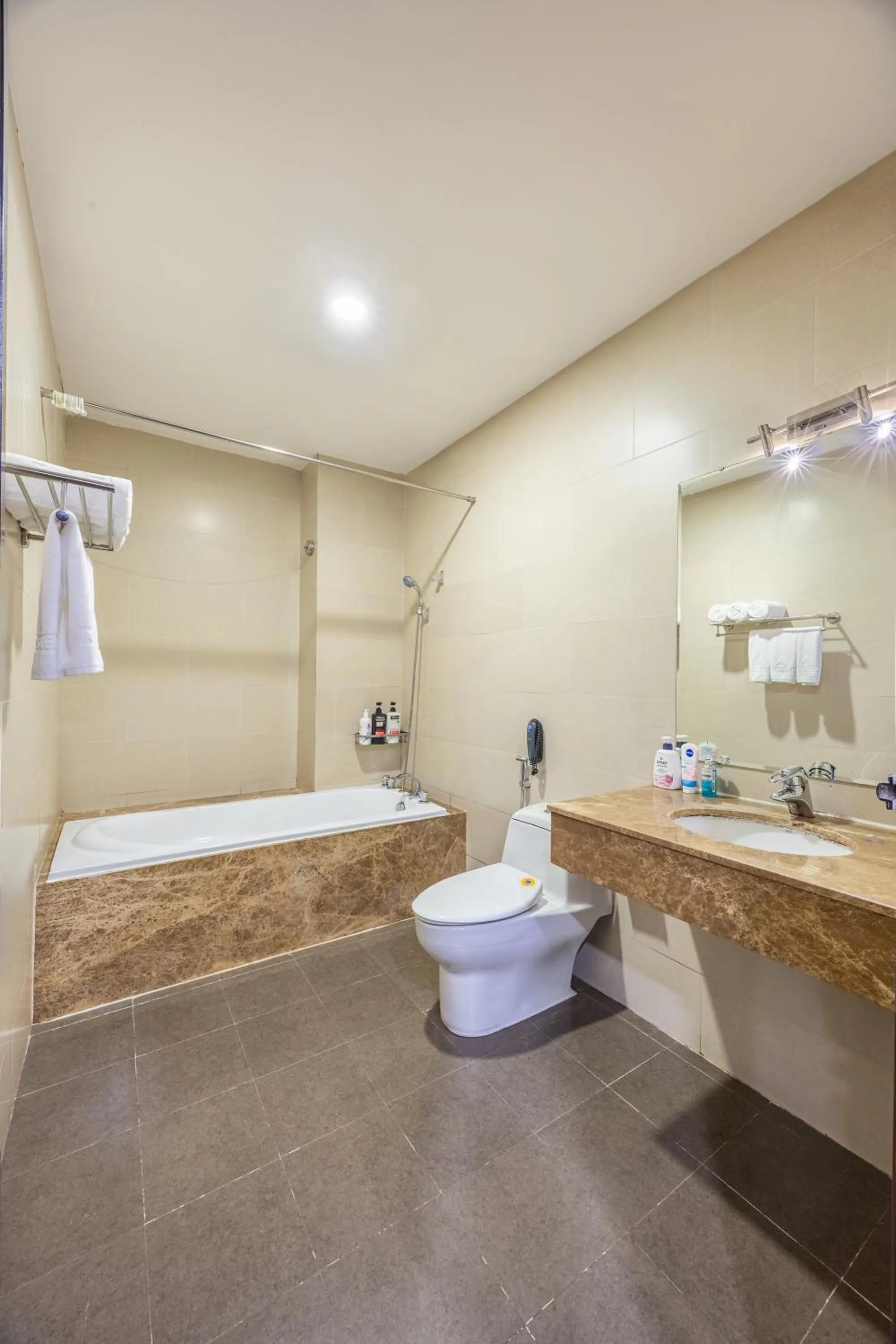 Shower in A25 Hotel - 180 Nguyễn Trãi