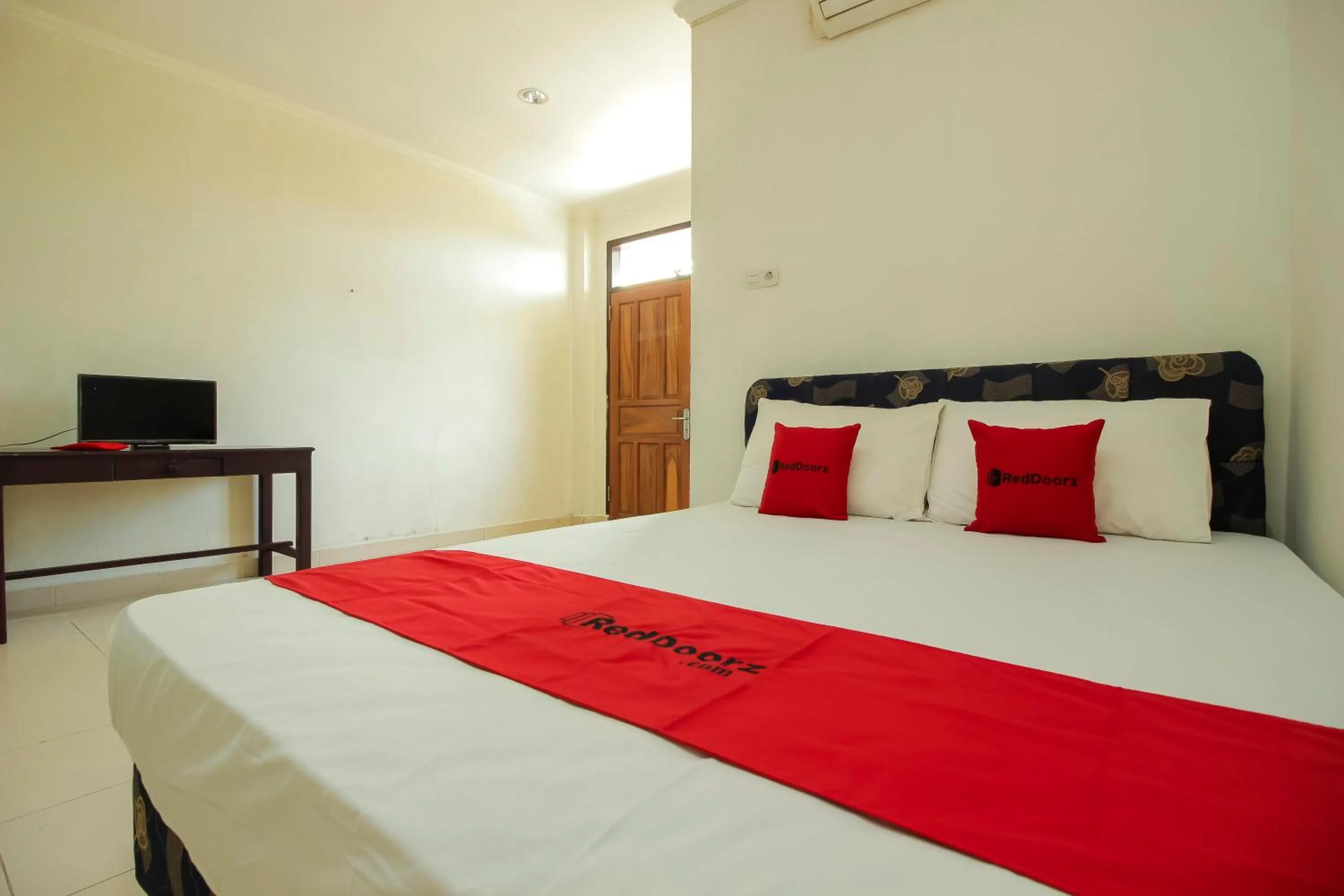Bedroom, Bed in RedDoorz @ Malalayang Manado