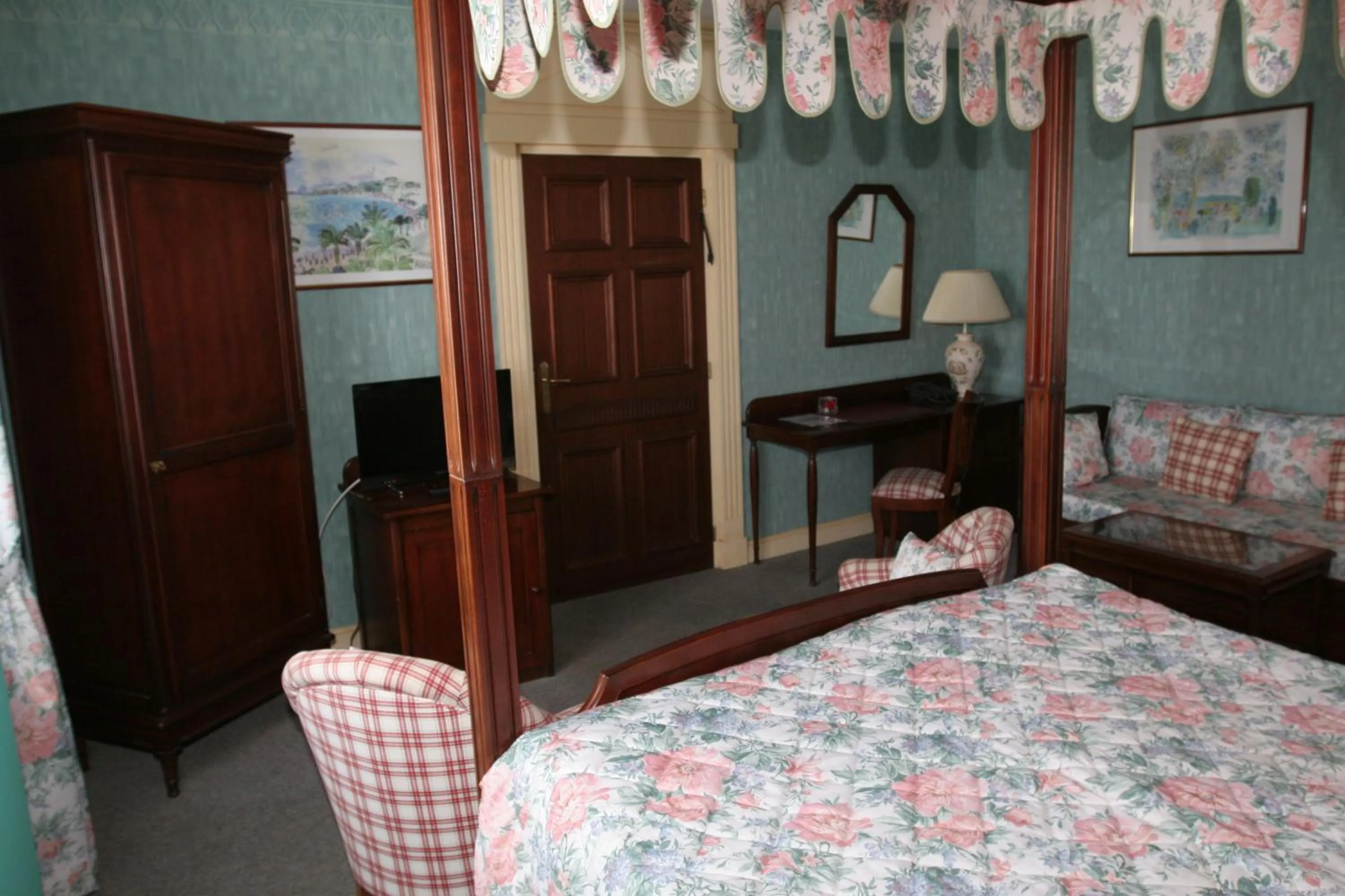 Photo of the whole room, Bed in Hotel Royal Albion
