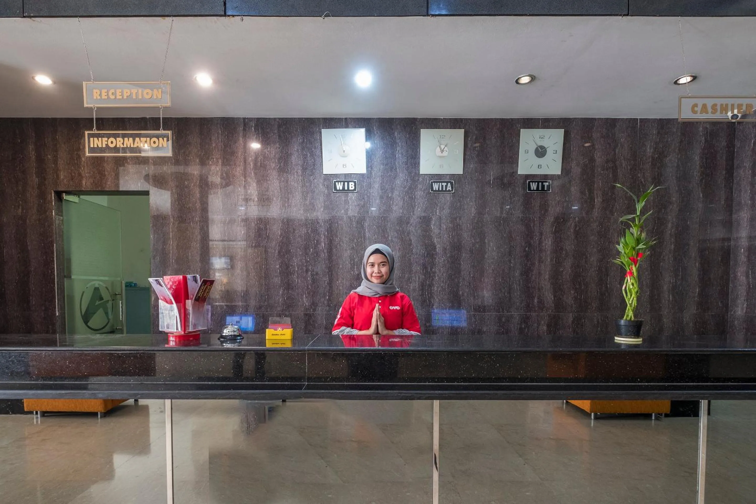 Lobby or reception in OYO 1081 Allson City Hotel Makassar