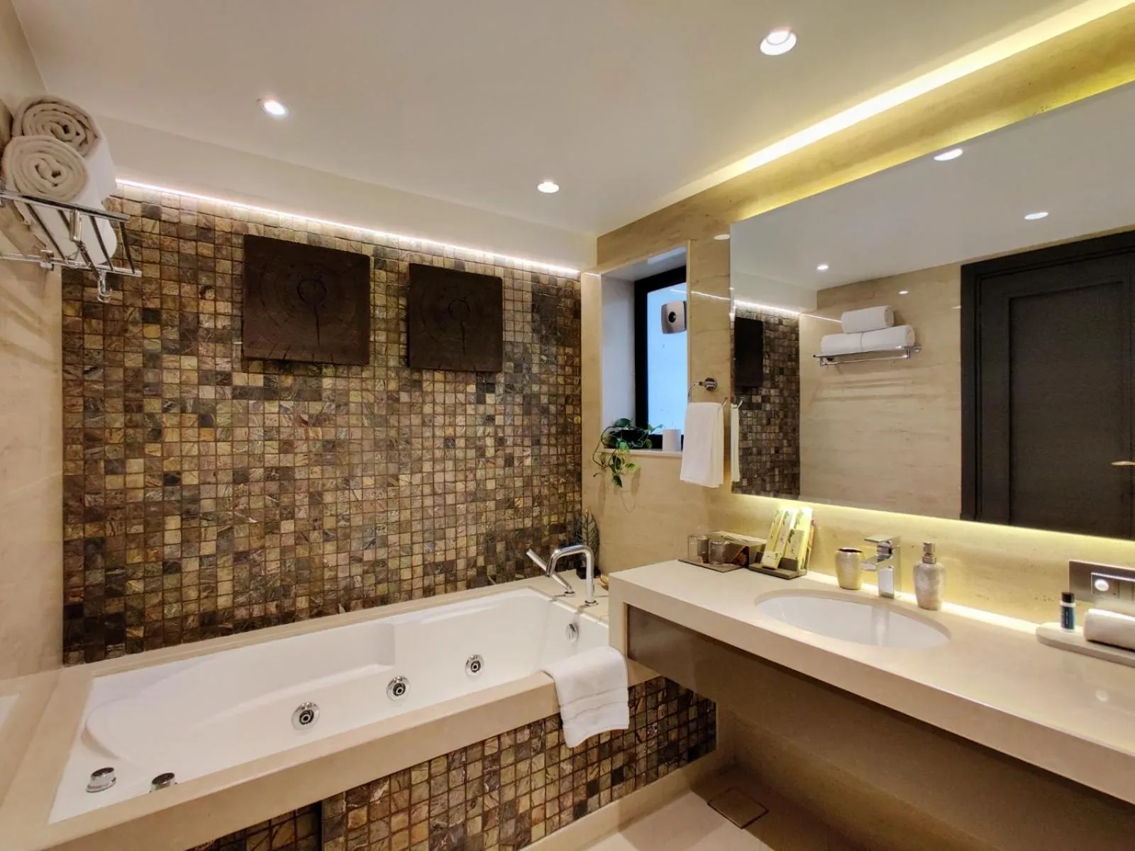 Bath in Fazlani Natures Nest - The Wellness Retreat