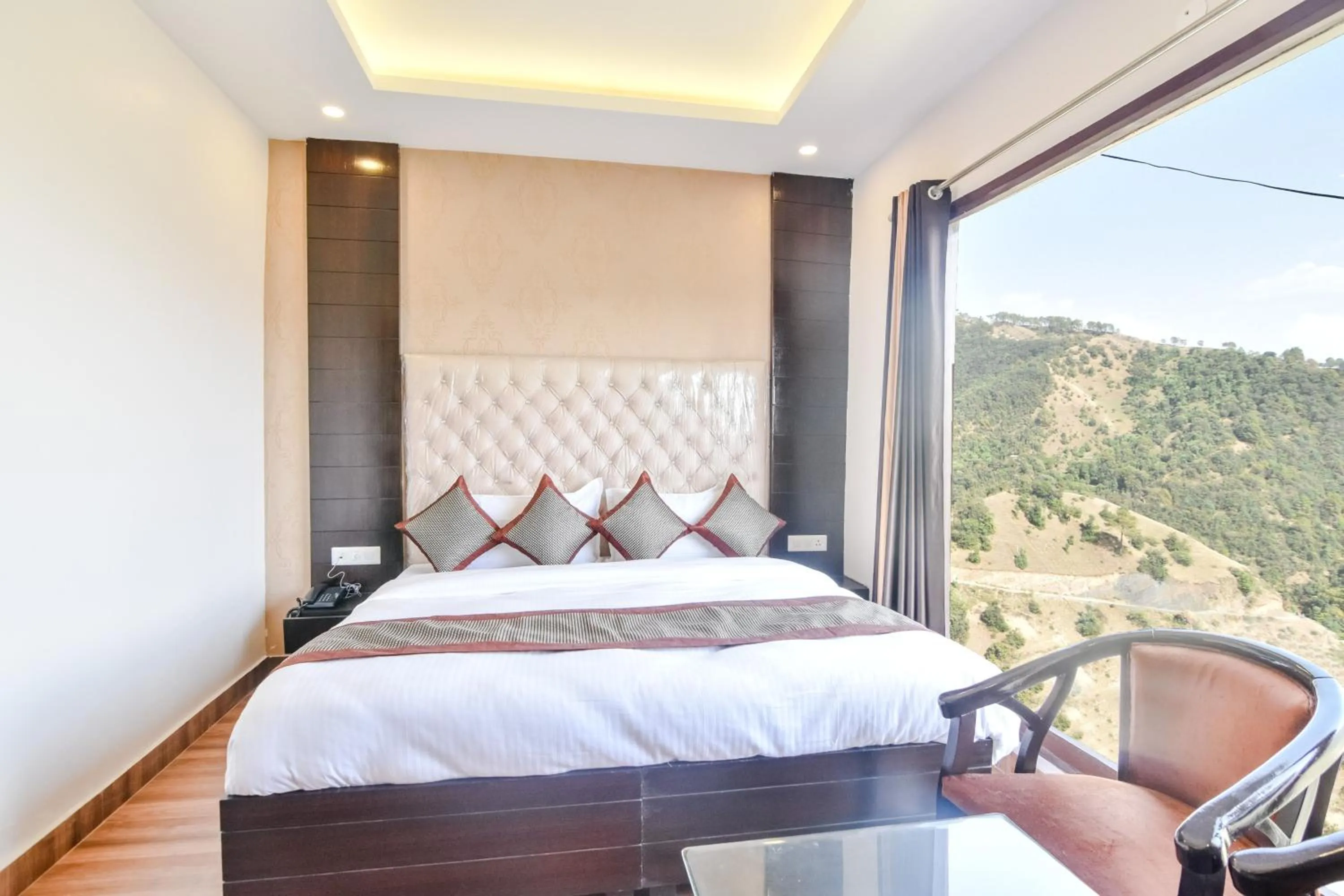 Photo of the whole room, Bed in ShriGo Hotel Kaithli Hills Shimla