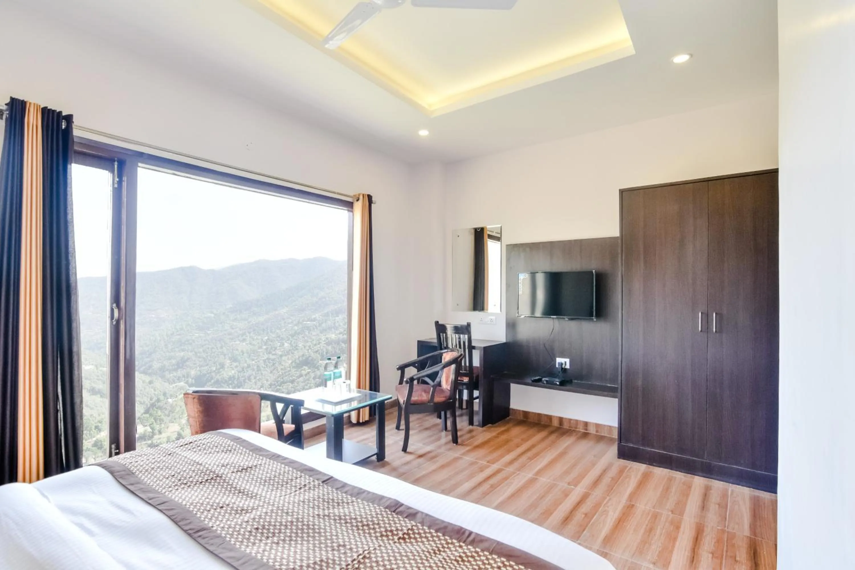 View (from property/room), Bed in ShriGo Hotel Kaithli Hills Shimla