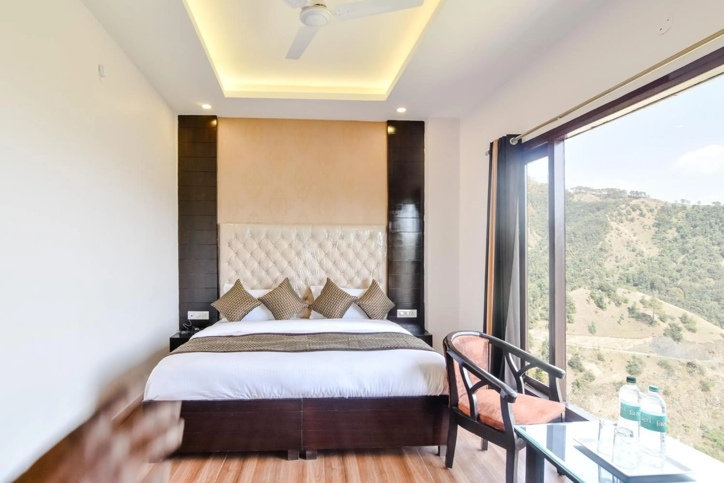 Photo of the whole room, Bed in ShriGo Hotel Kaithli Hills Shimla