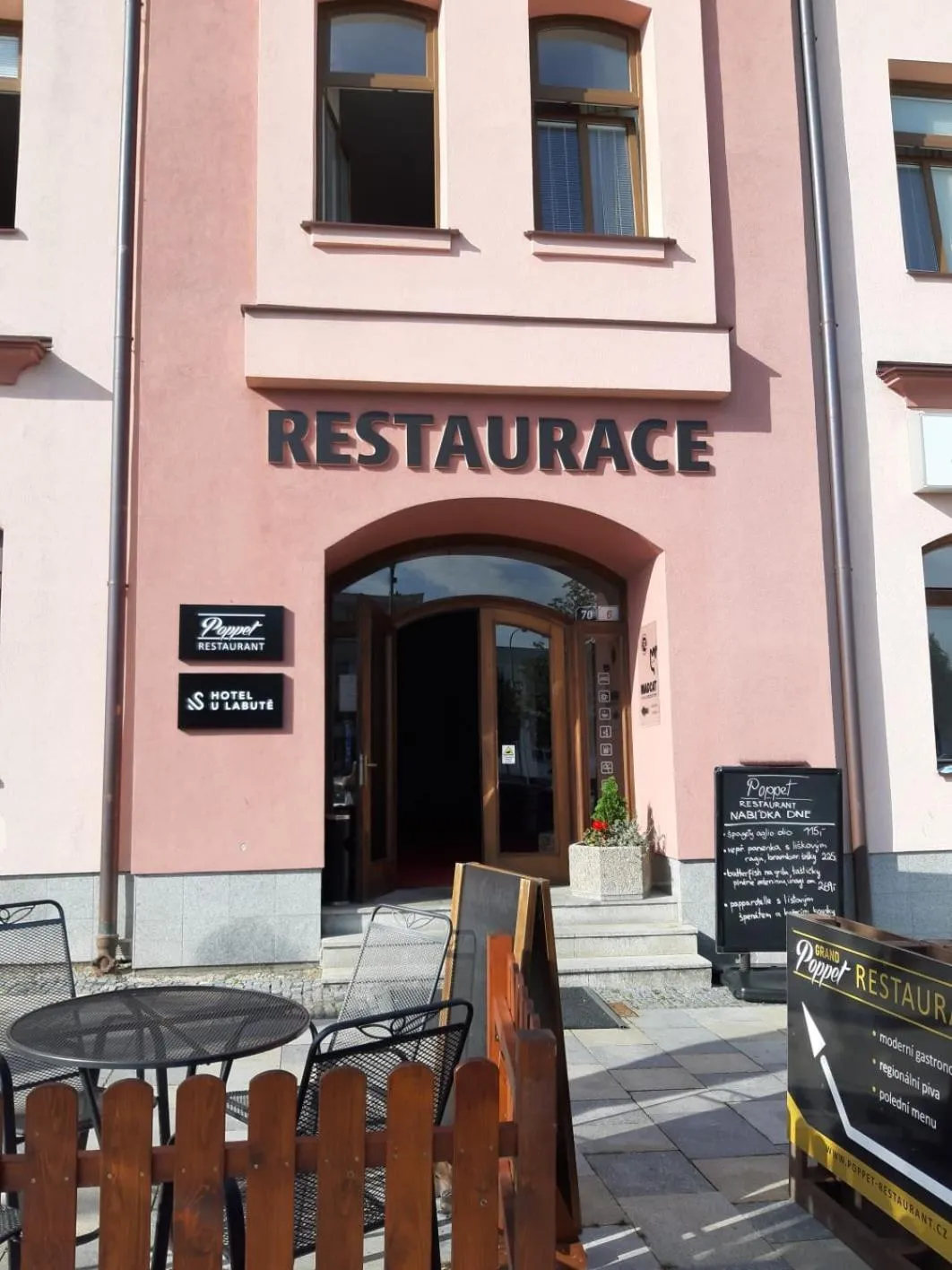 Restaurant/places to eat in Hotel U Labutě