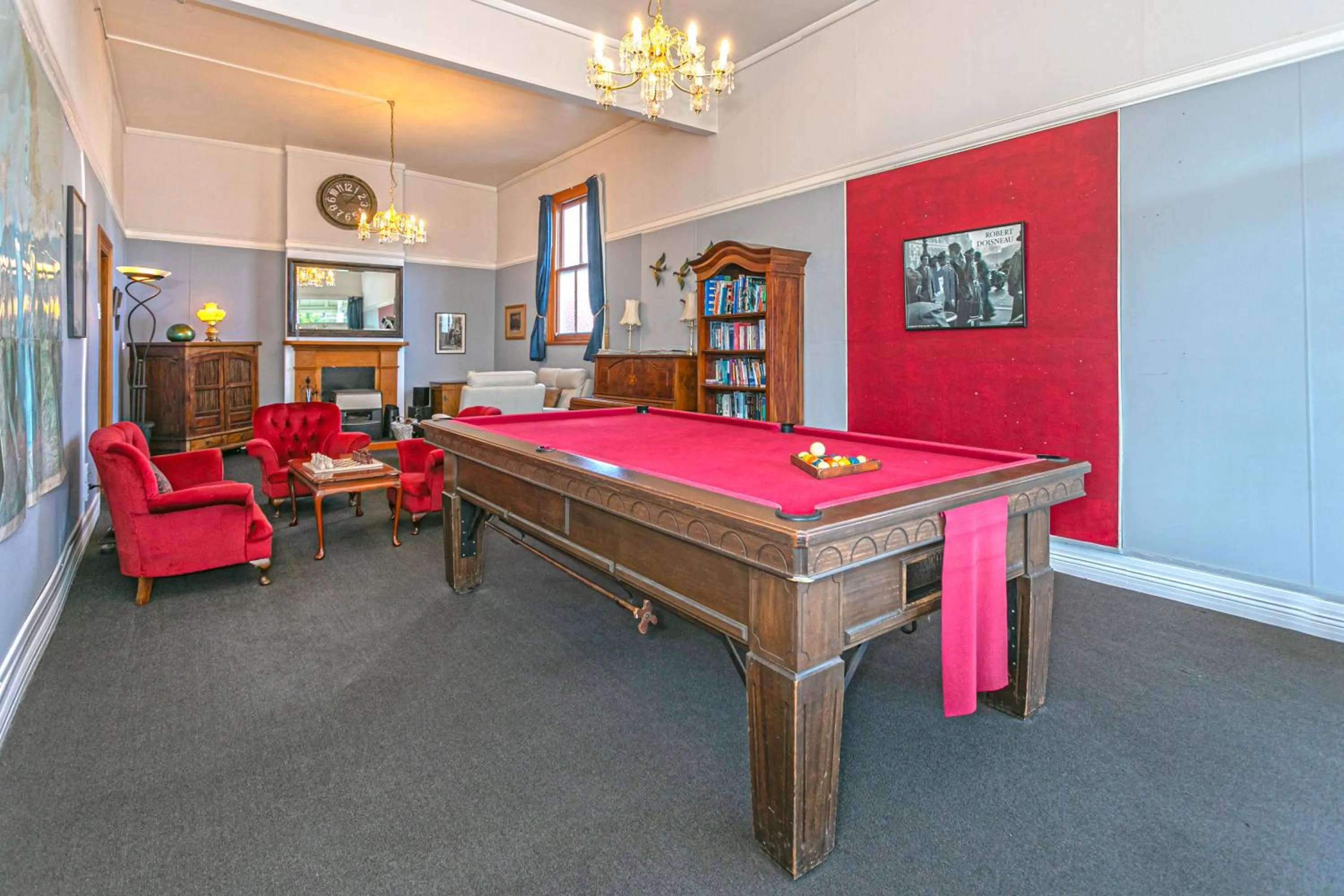 Communal lounge/ TV room in Lady Bowen Bed & Breakfast