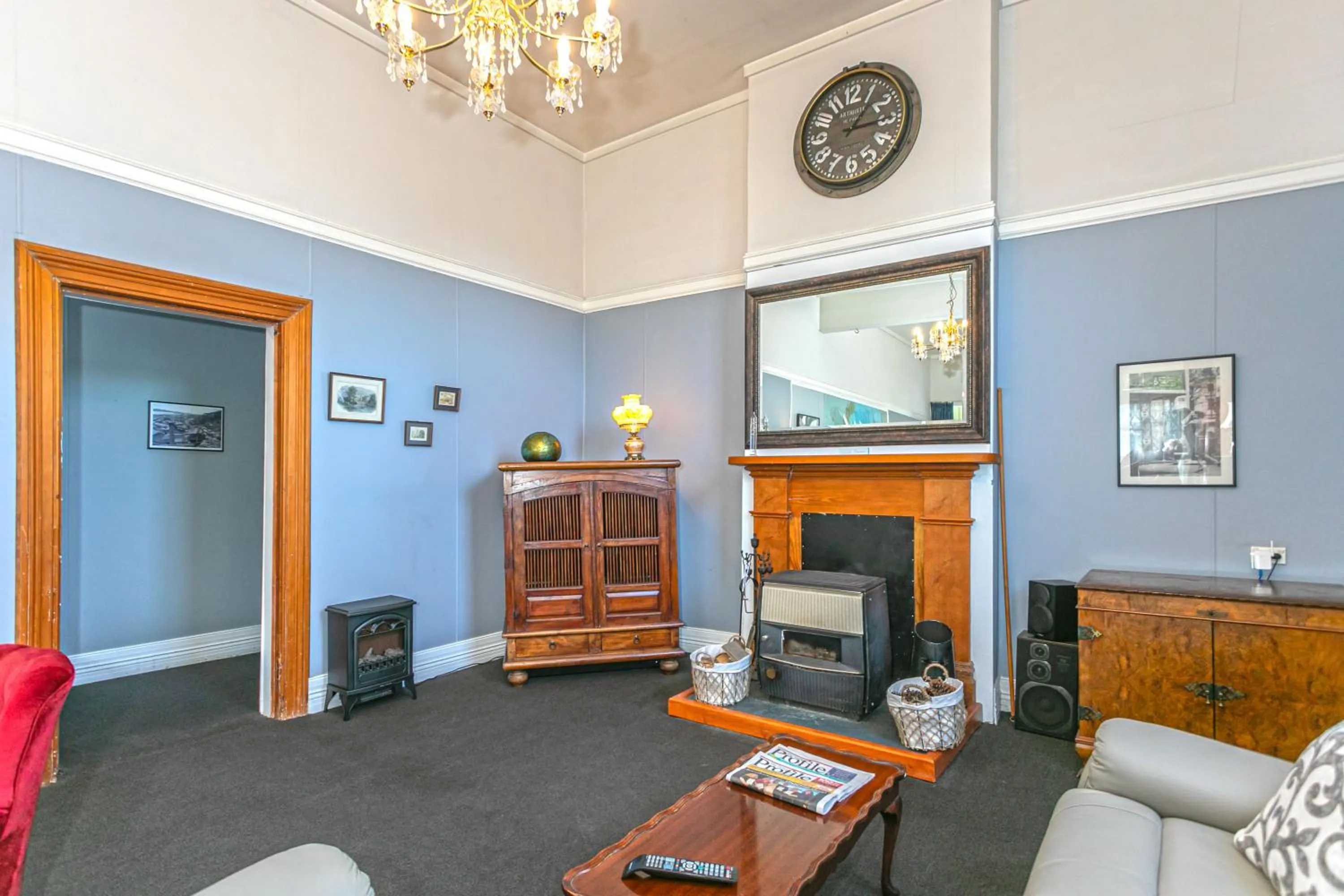 Communal lounge/ TV room in Lady Bowen Bed & Breakfast