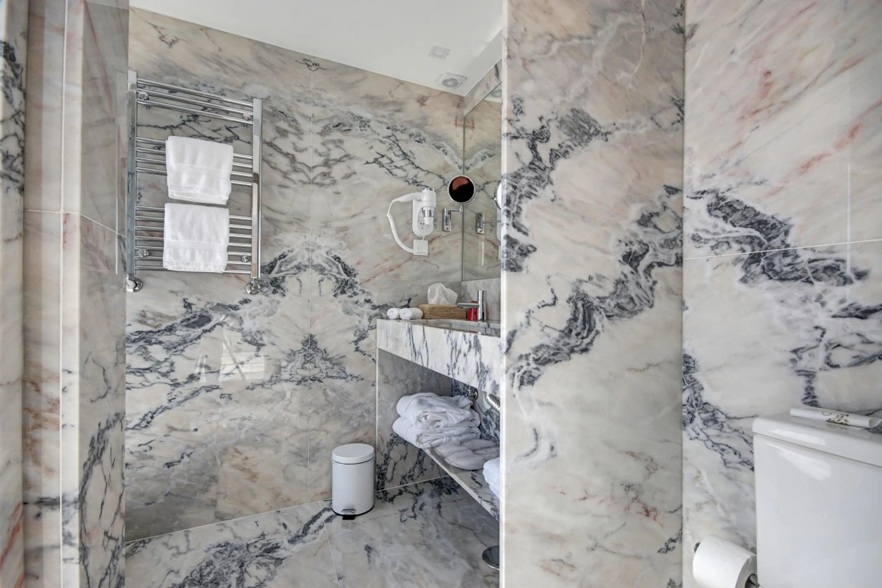 Shower in Solar Dos Mouros