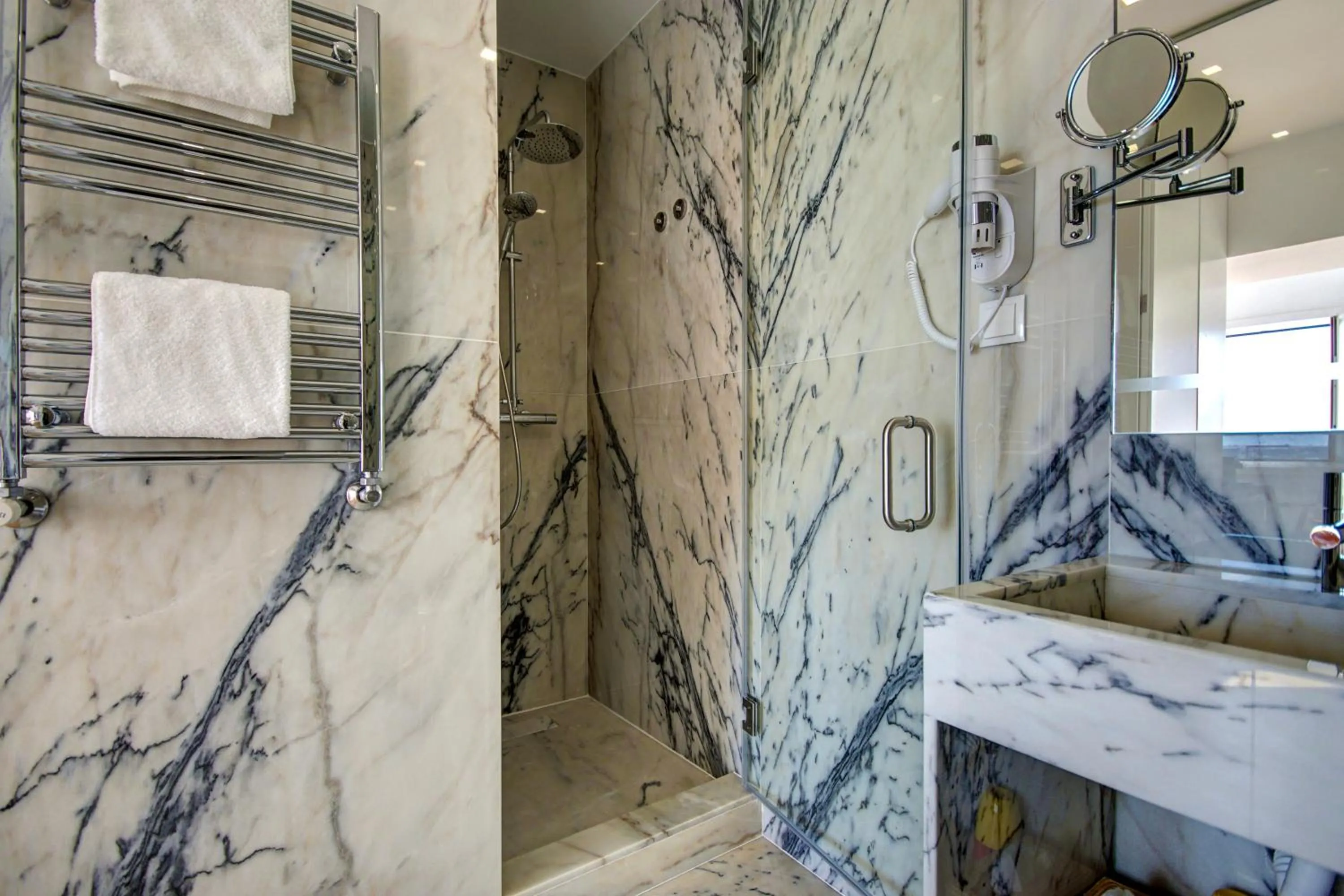 Shower in Solar Dos Mouros