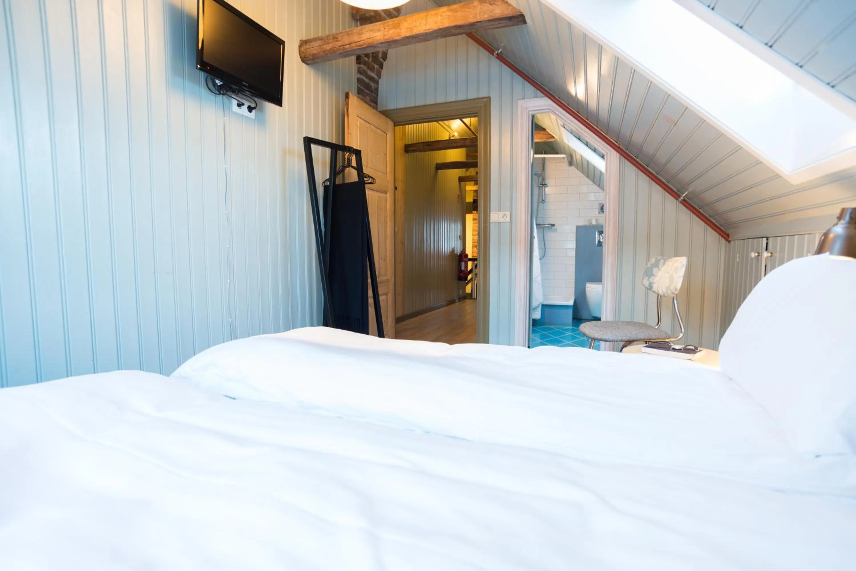 Shower, Bed in Reykjavík Treasure B&B