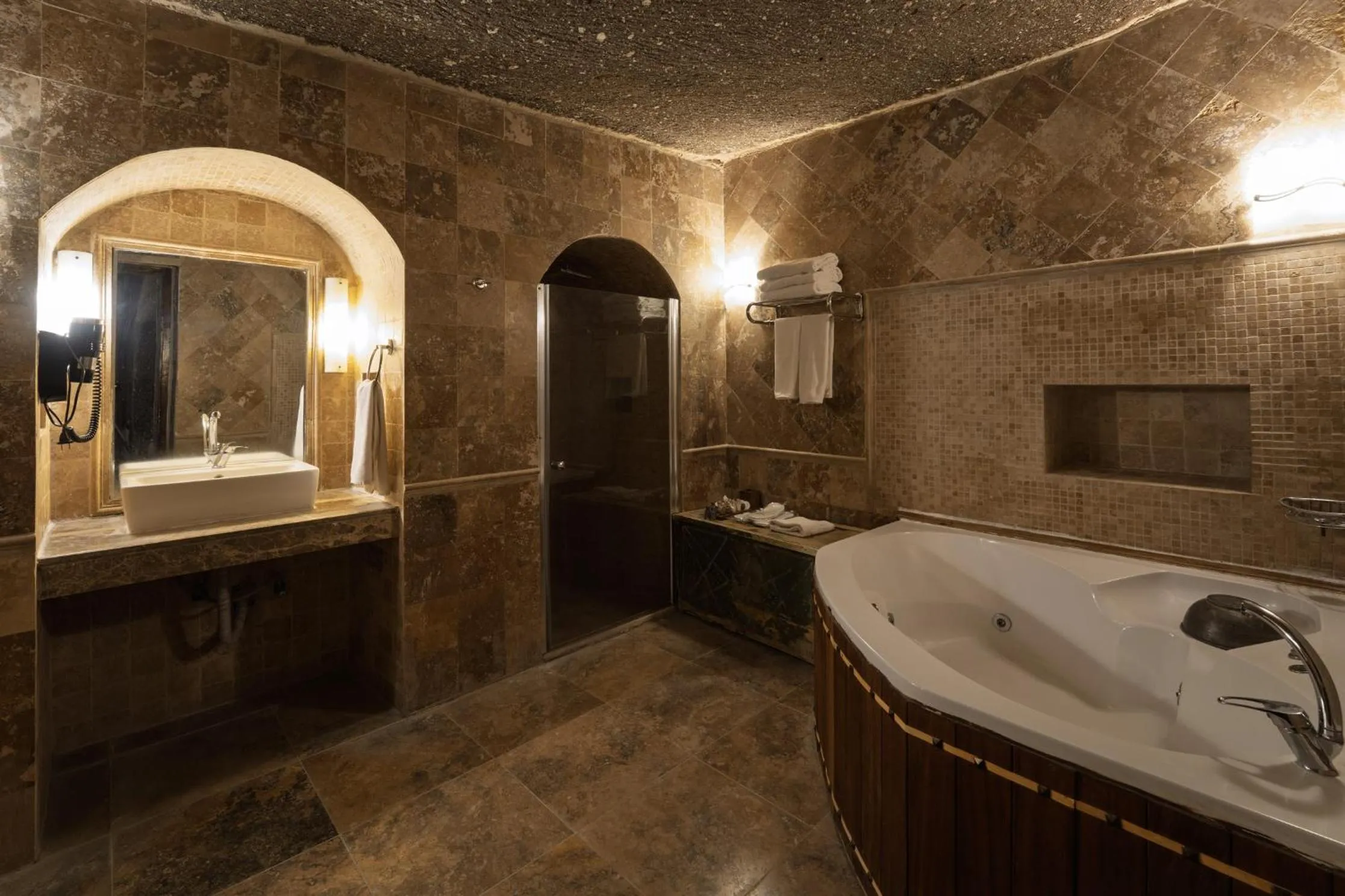 Hot Tub in Grand Cave Suites