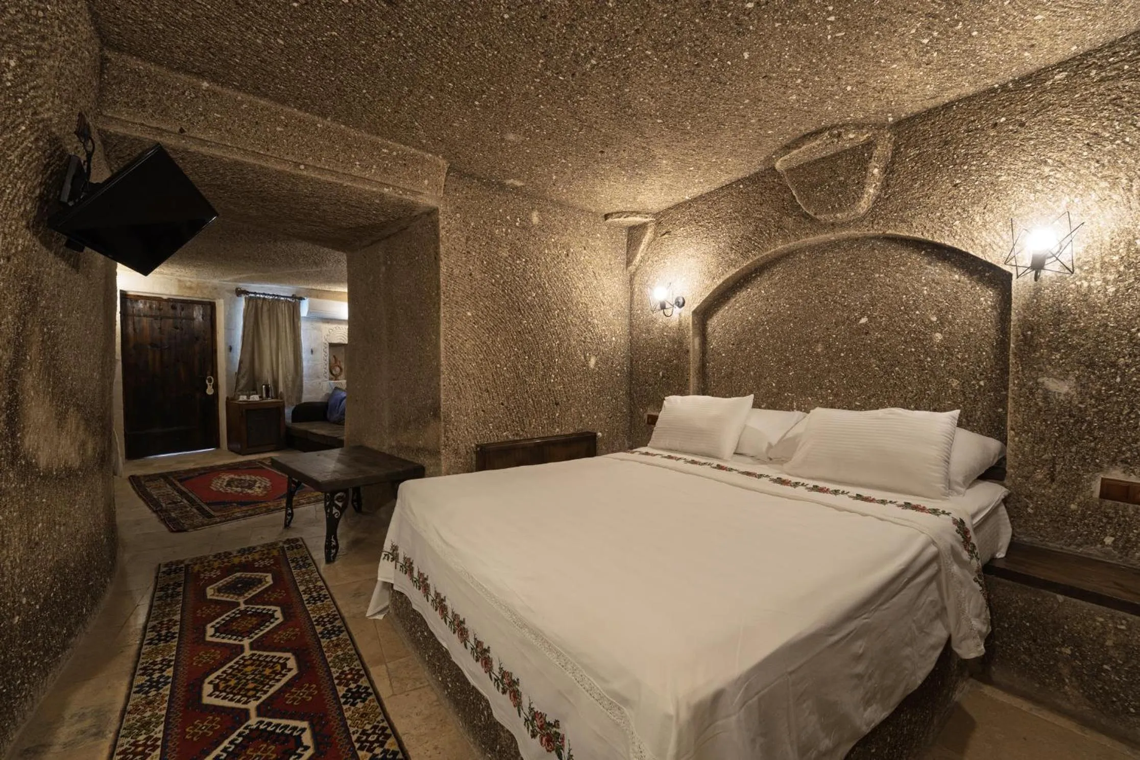 Photo of the whole room, Bed in Grand Cave Suites
