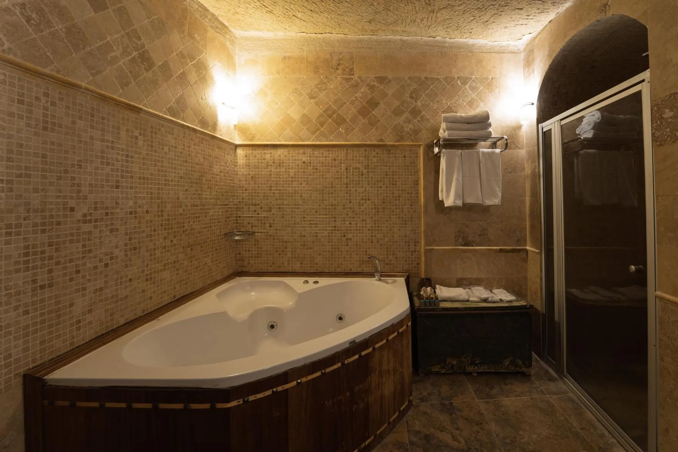 Hot Tub in Grand Cave Suites