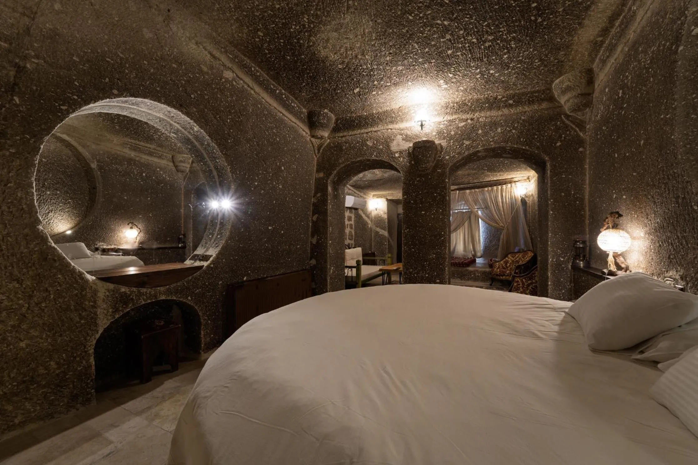 Photo of the whole room, Bed in Grand Cave Suites