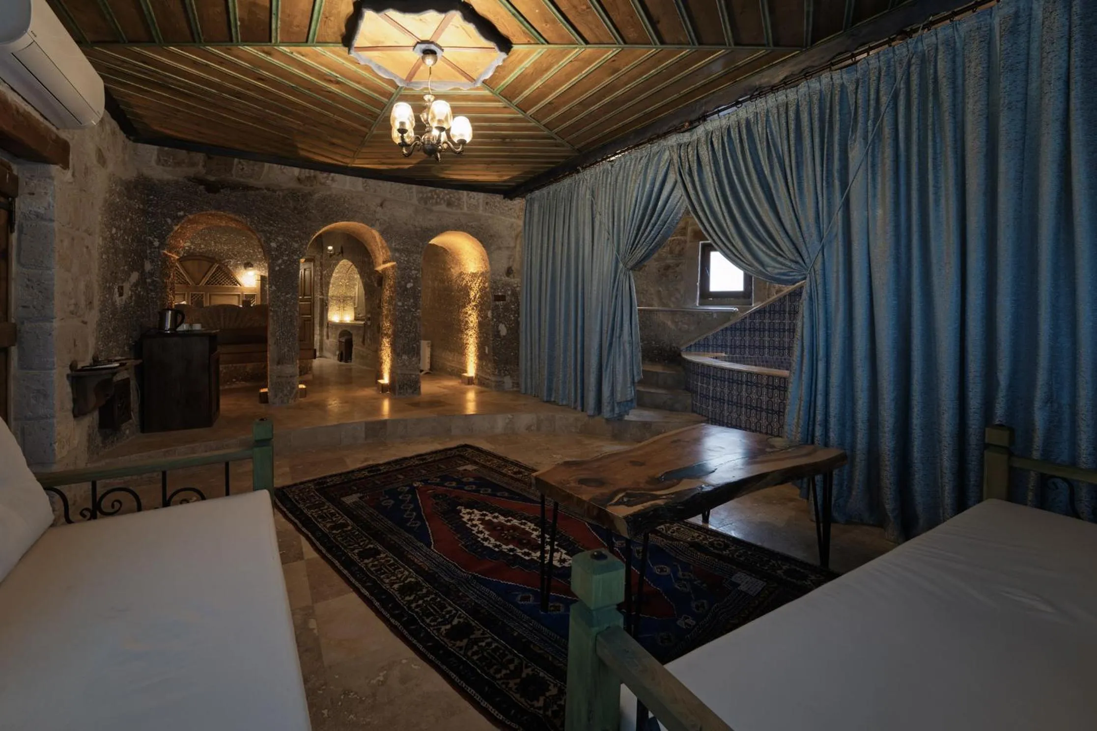 Photo of the whole room, Bed in Grand Cave Suites