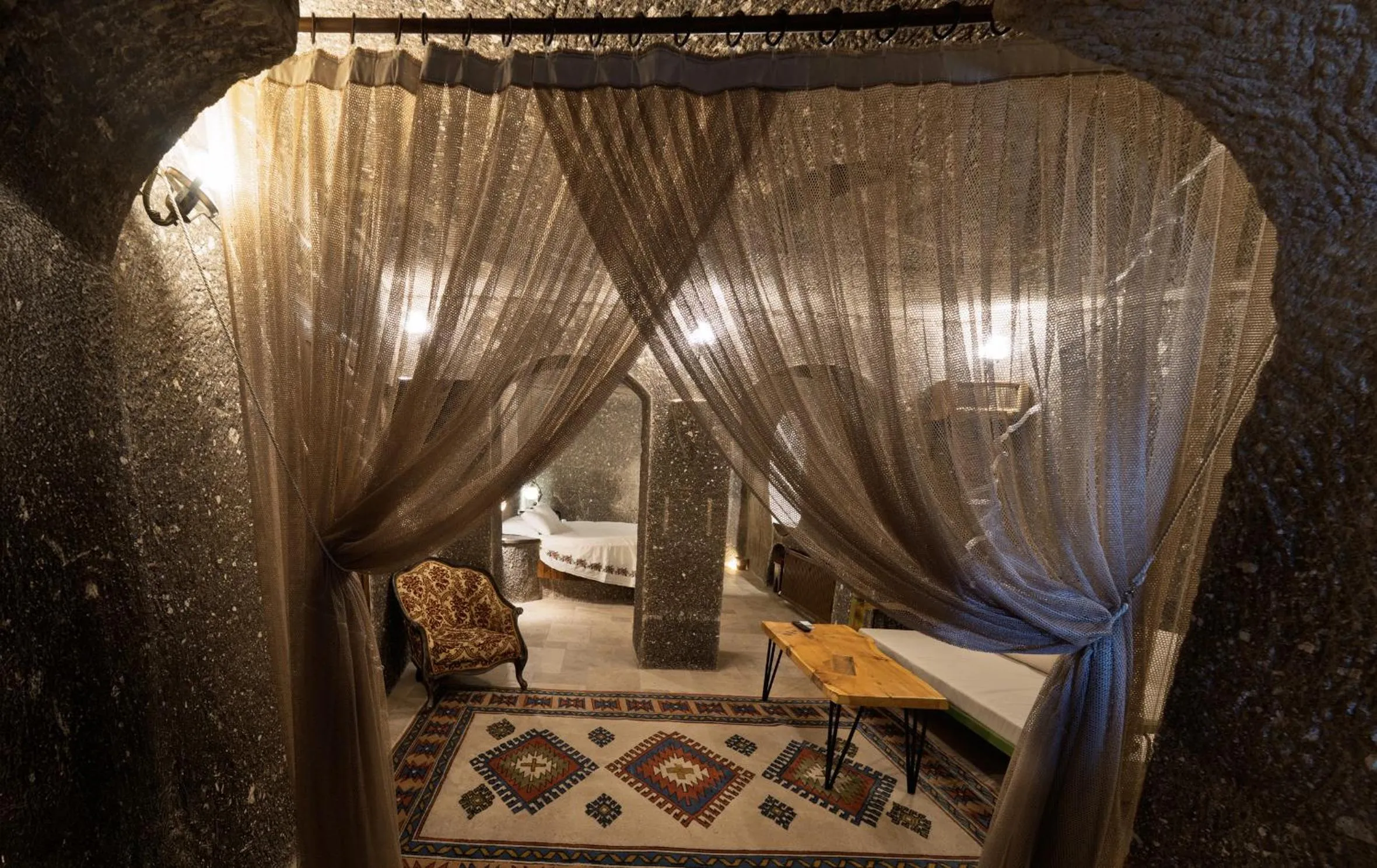 Seating area, Bed in Grand Cave Suites