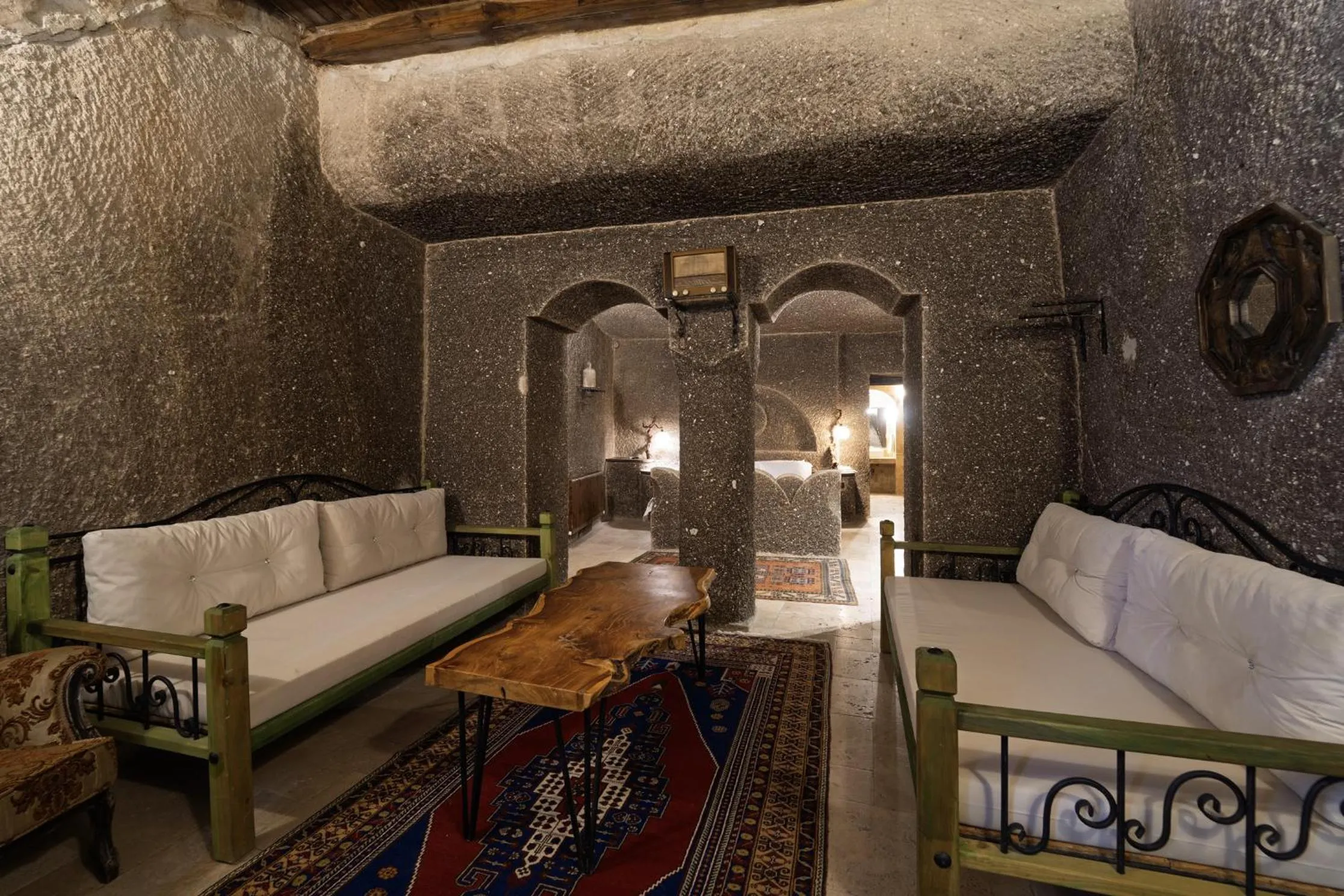 Living room, Bed in Grand Cave Suites