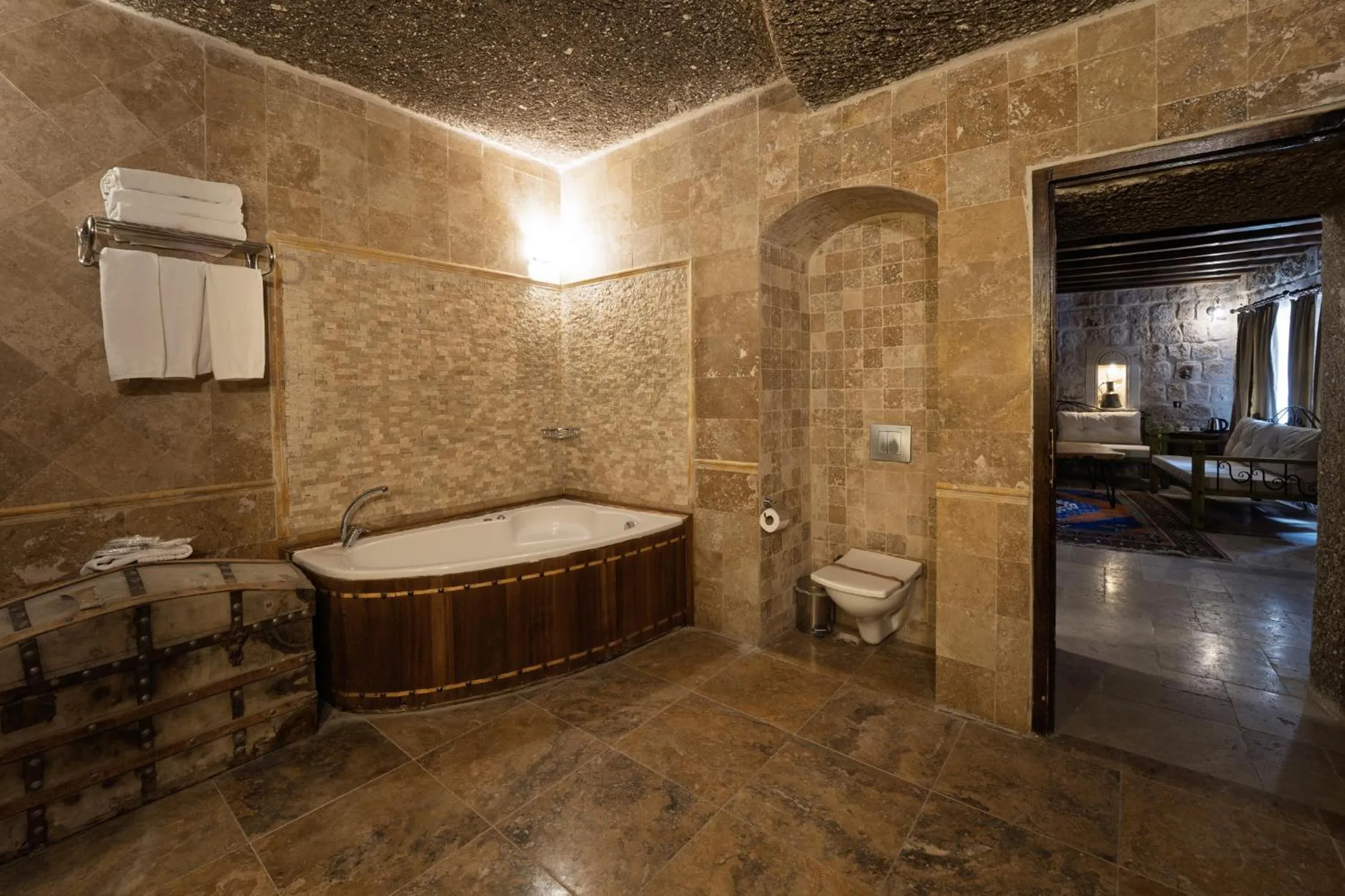 Hot Tub in Grand Cave Suites