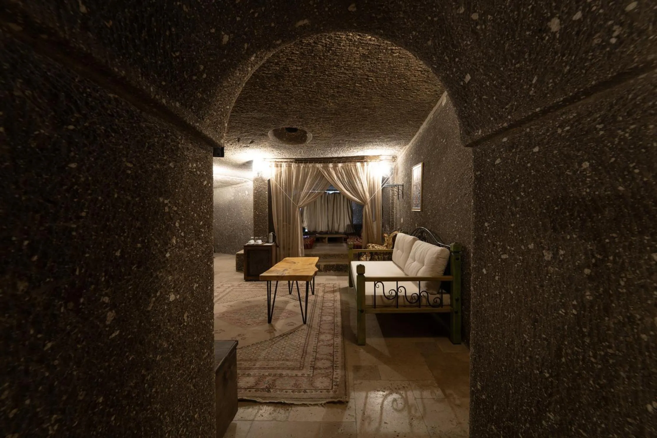 Living room, Bed in Grand Cave Suites