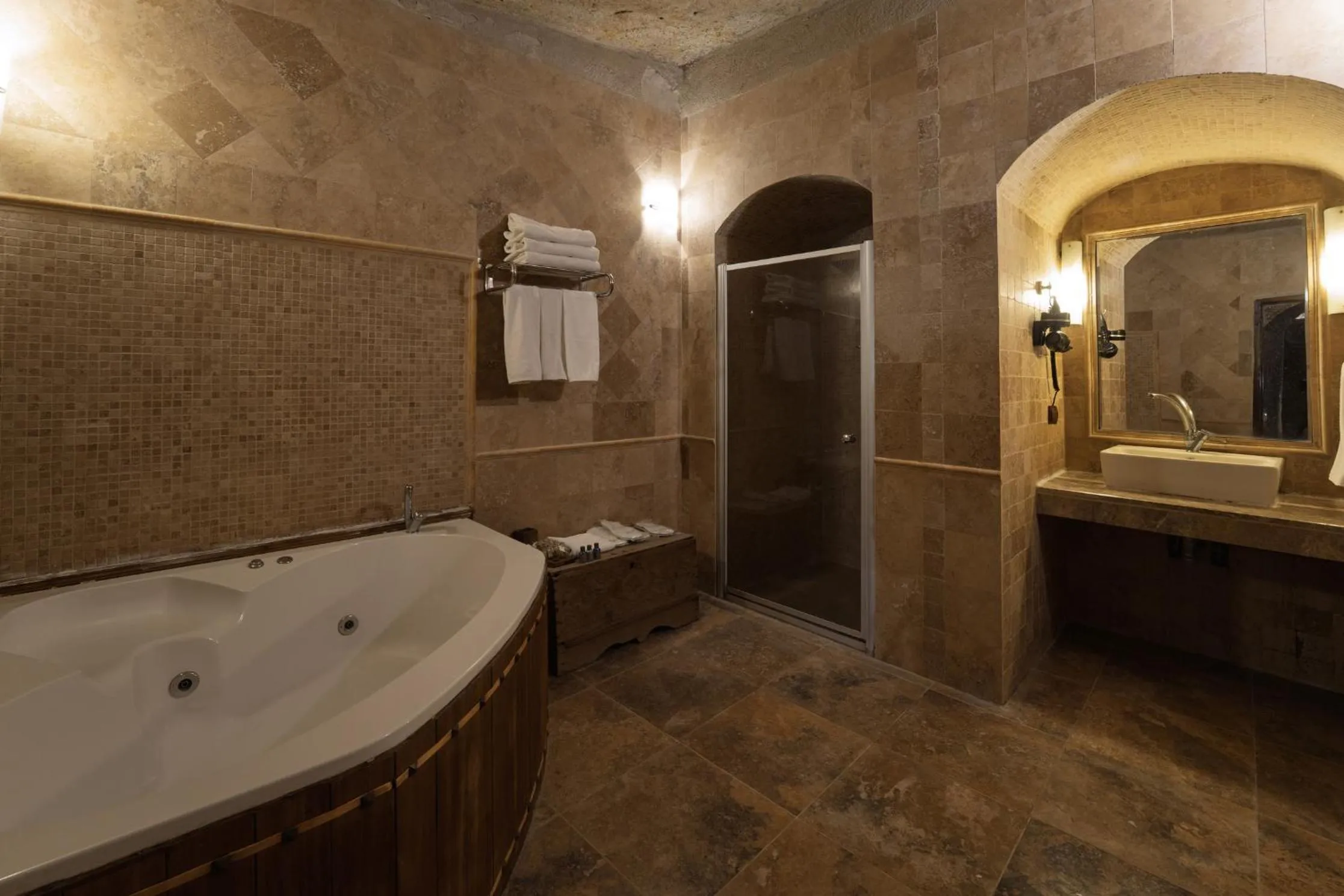 Hot Tub in Grand Cave Suites