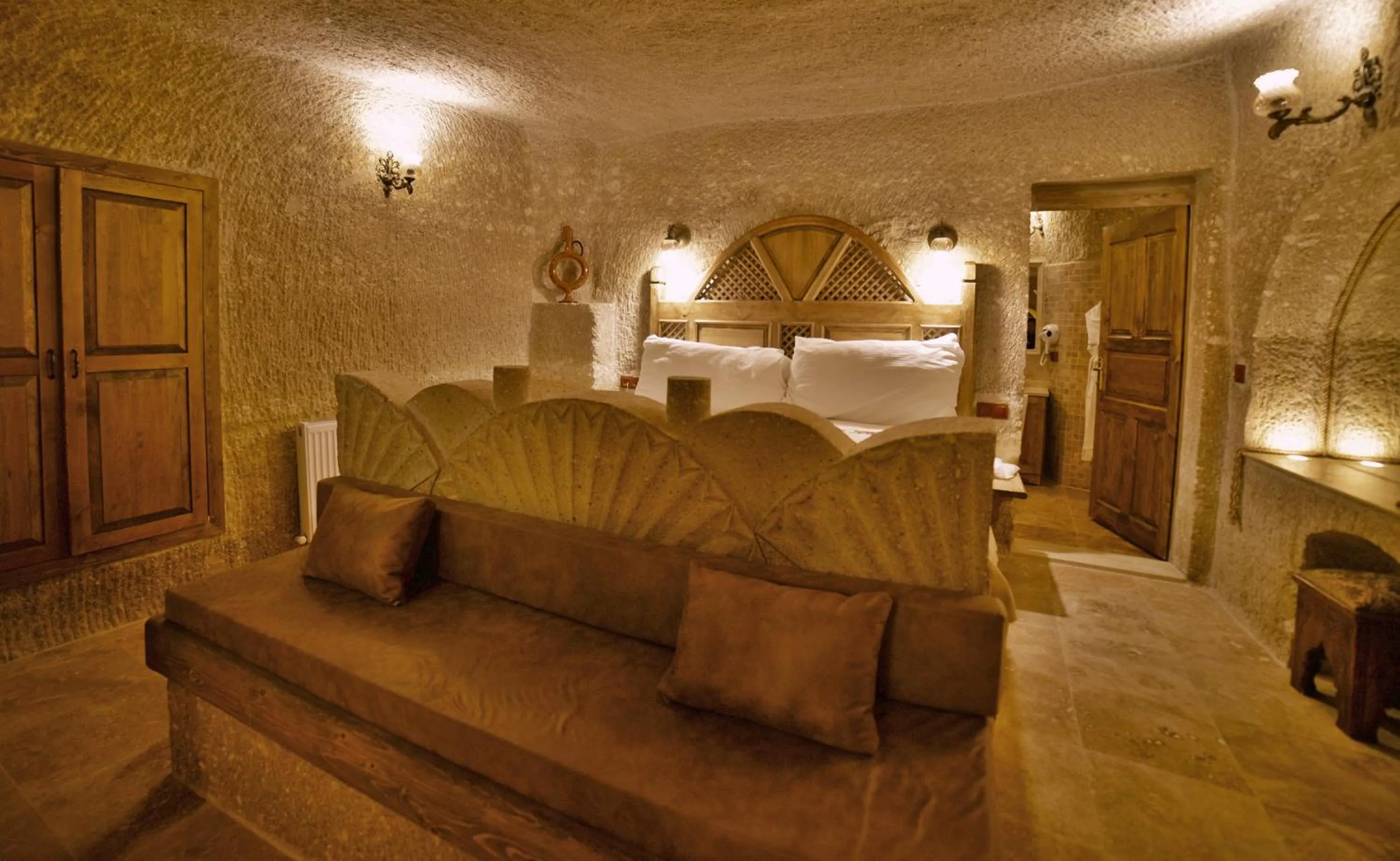 Honeymoon Suite with Spa Bath in Grand Cave Suites