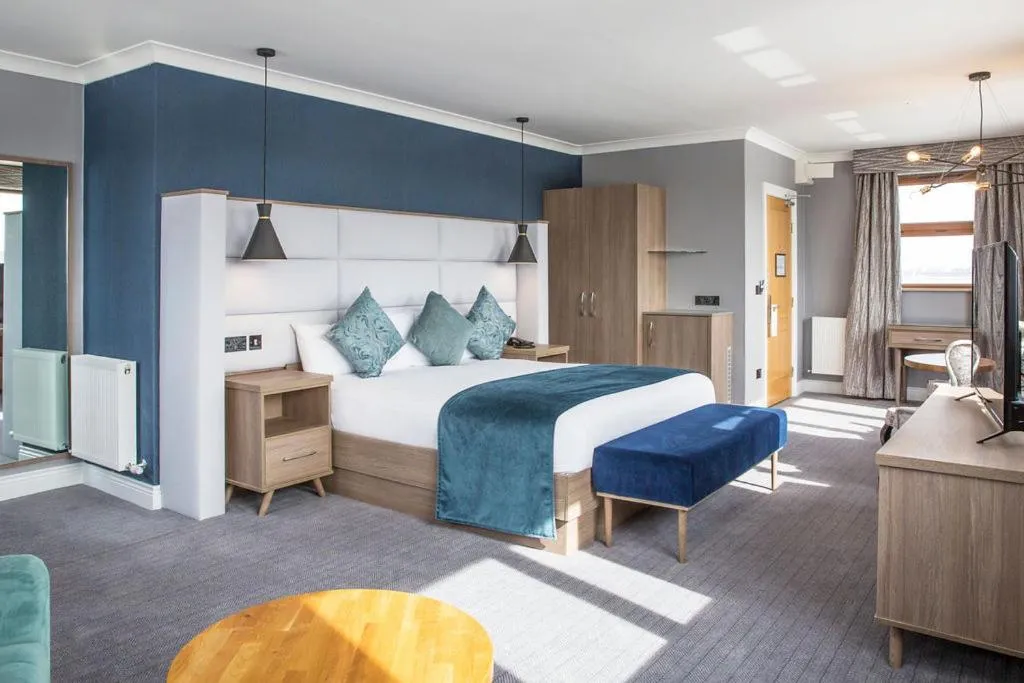 Bedroom, Bed in Diamond Coast Hotel