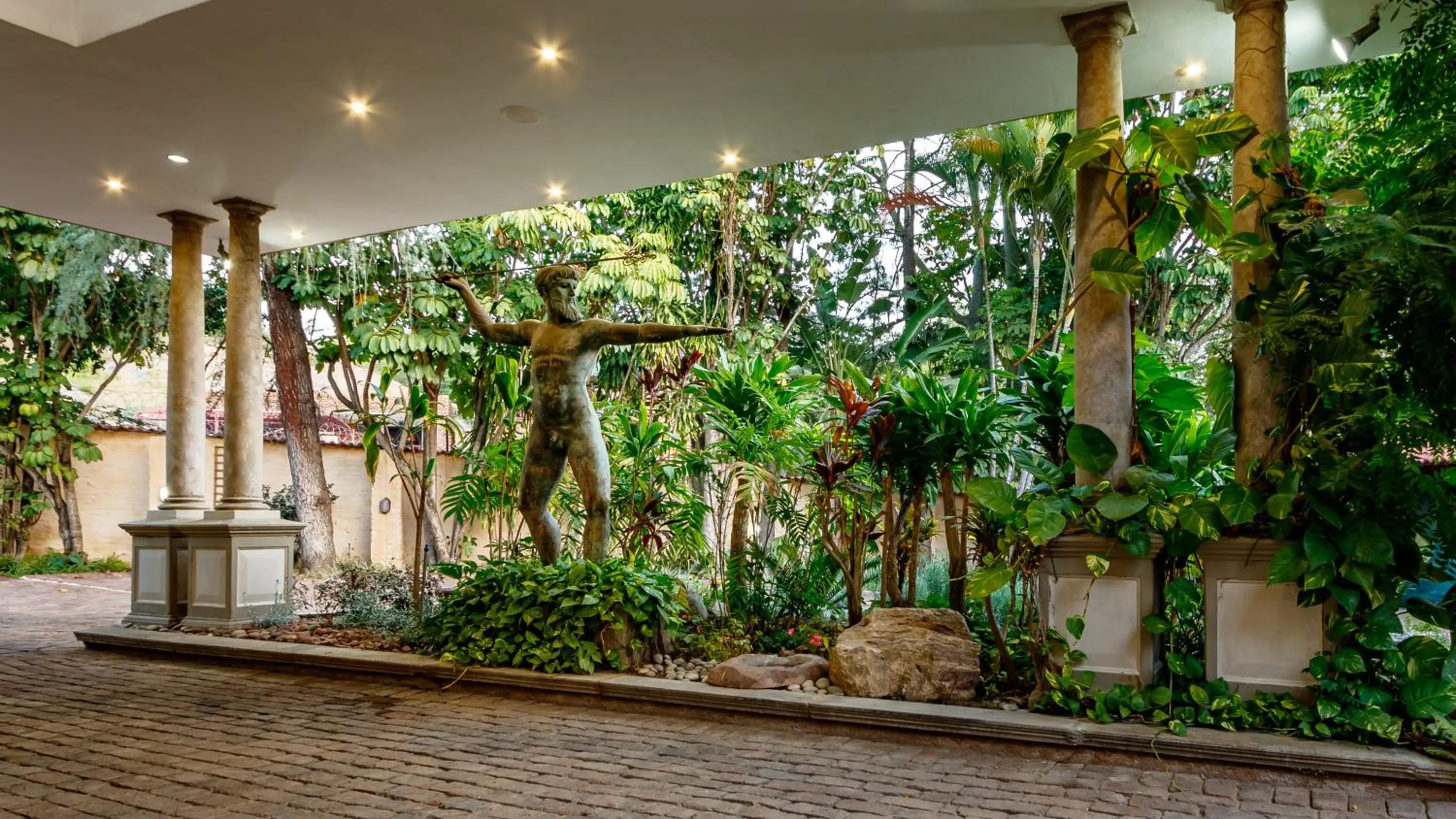 Facade/entrance in Christies at 32 on Russell