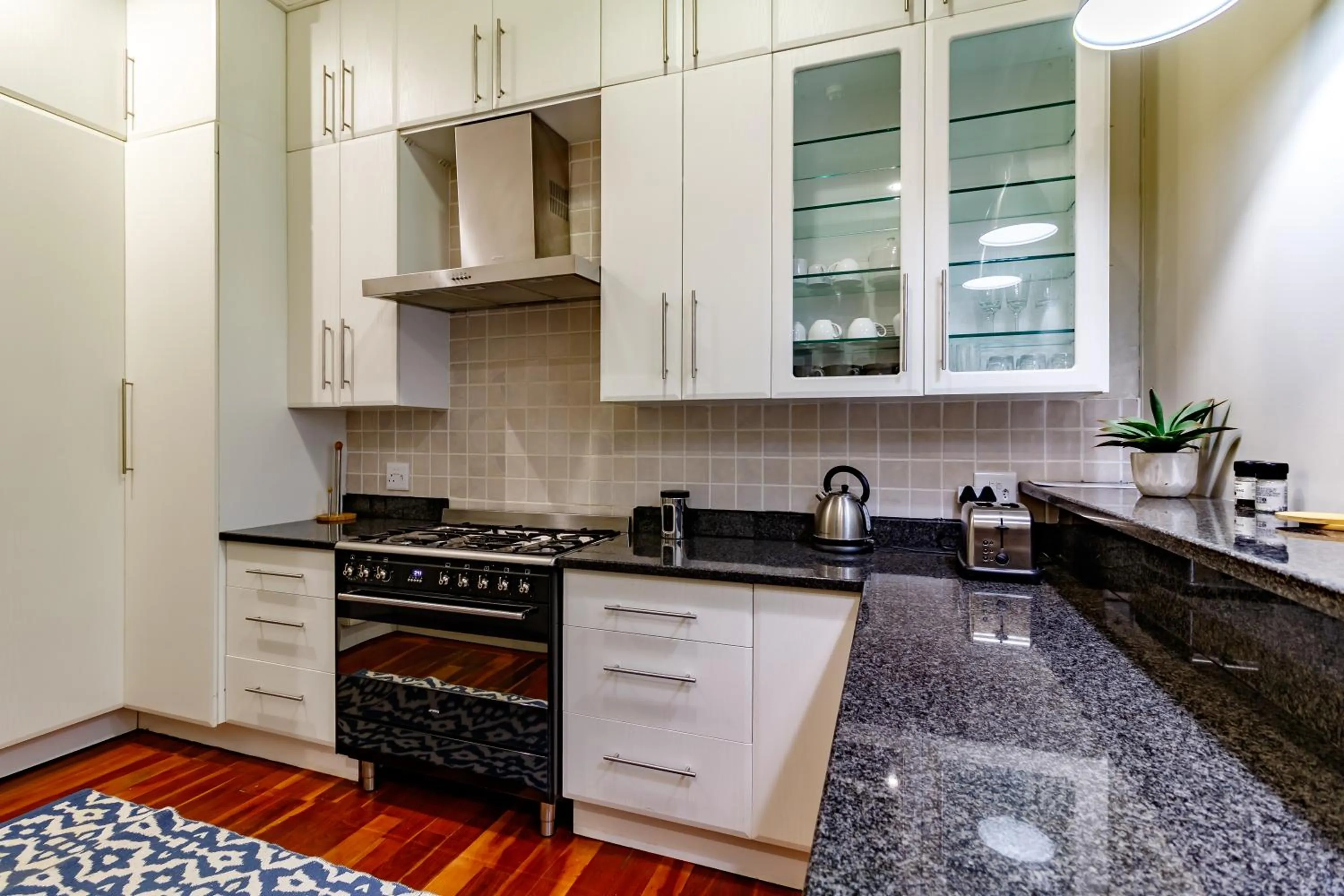 Kitchen or kitchenette in Christies at 32 on Russell