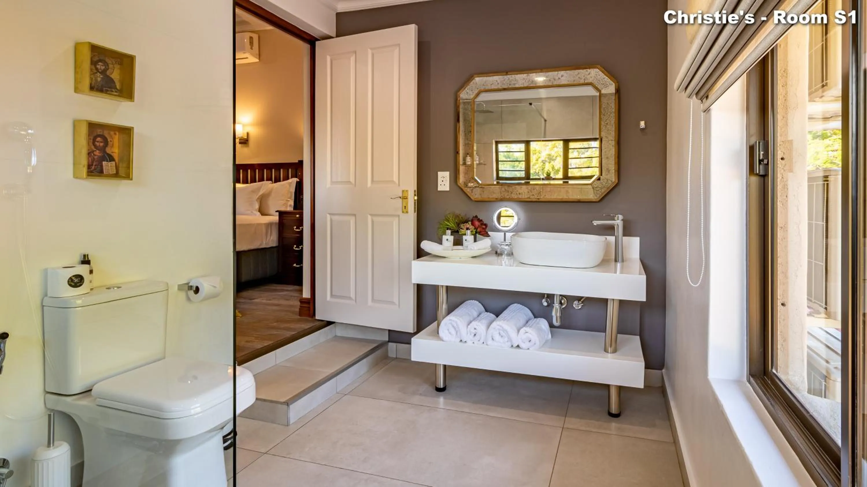 Shower, Bed in Christies at 32 on Russell