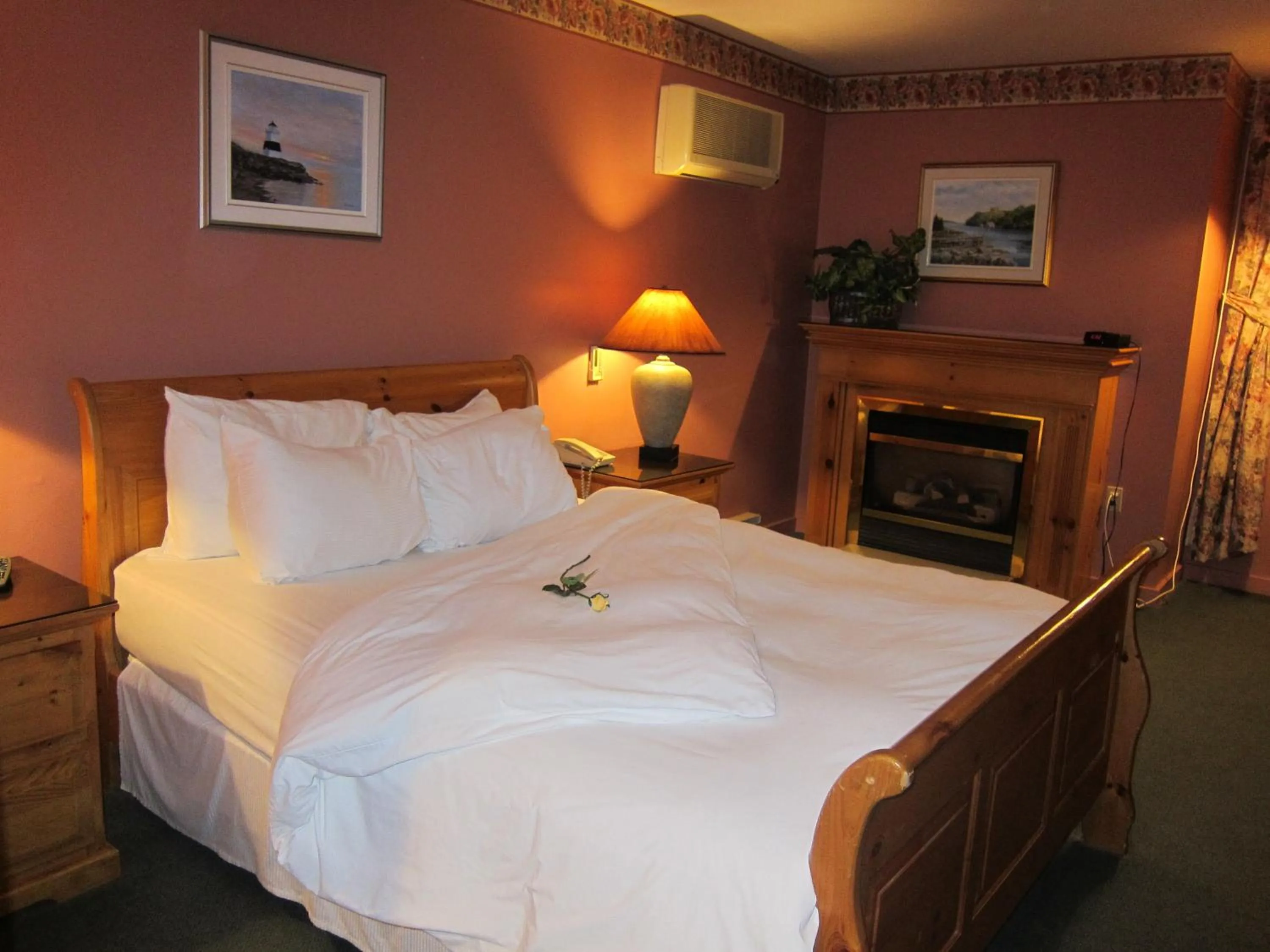Bed in Annapolis Royal Inn & Suites