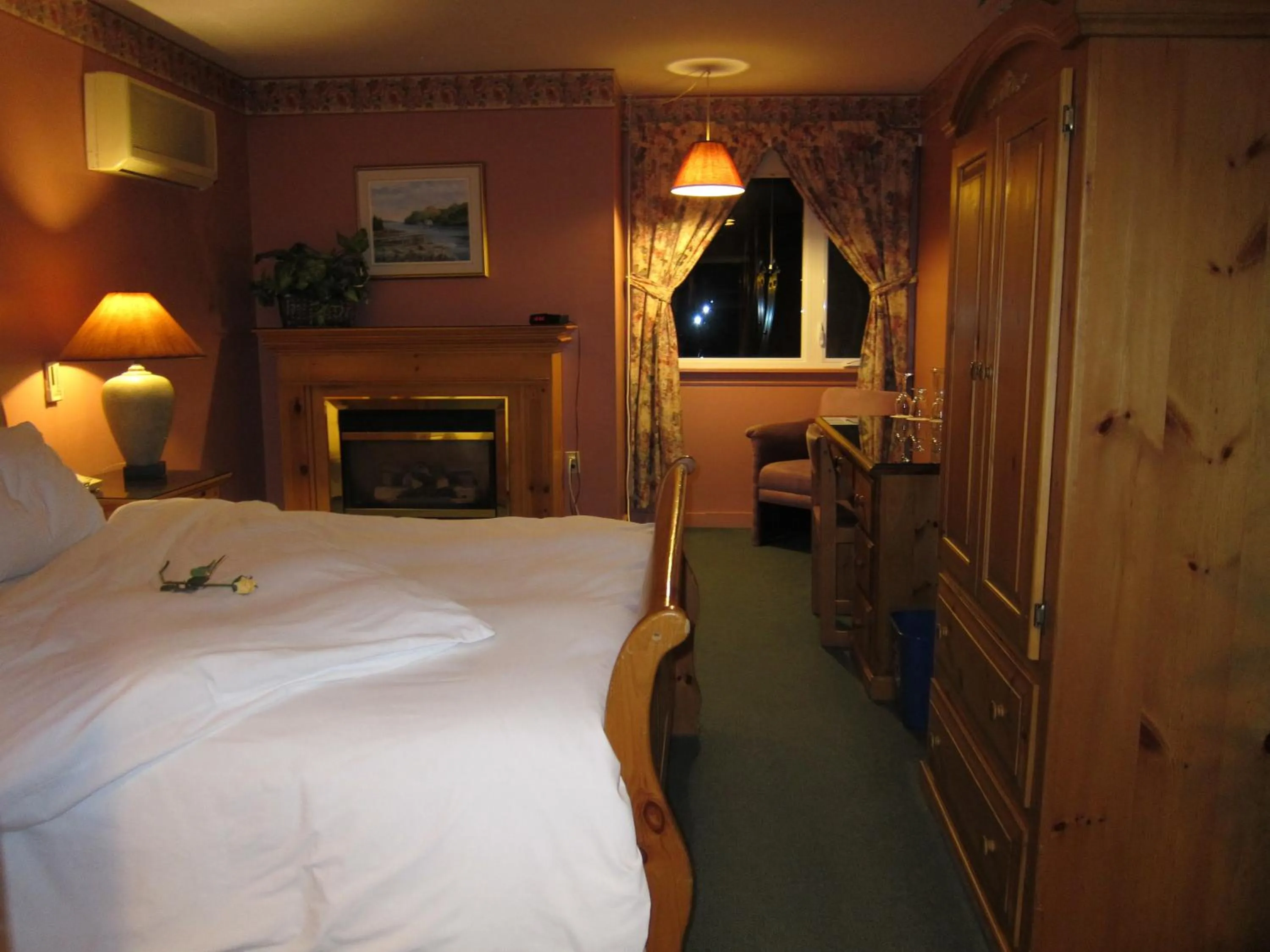 Bed in Annapolis Royal Inn & Suites