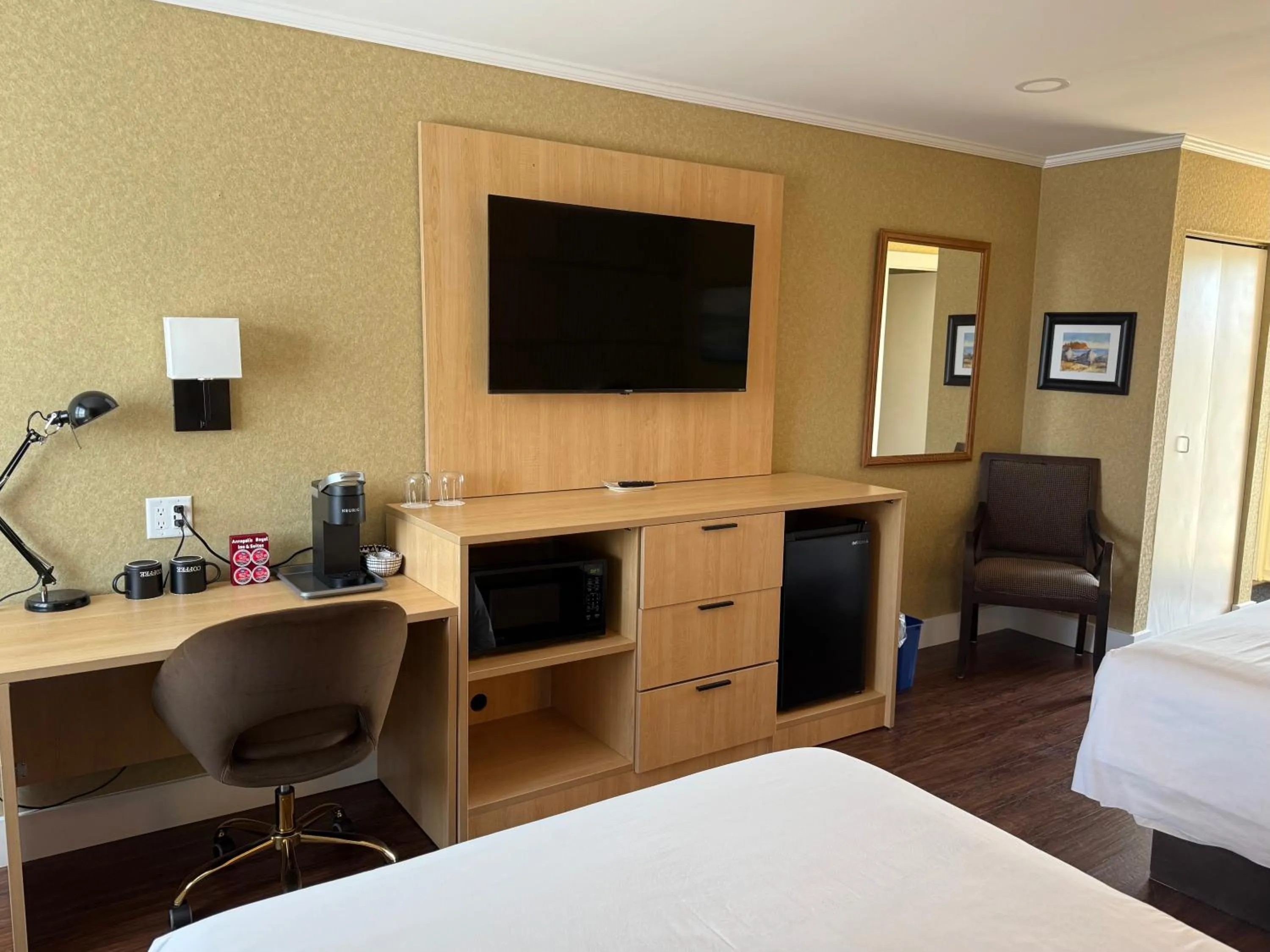 Bed in Annapolis Royal Inn & Suites