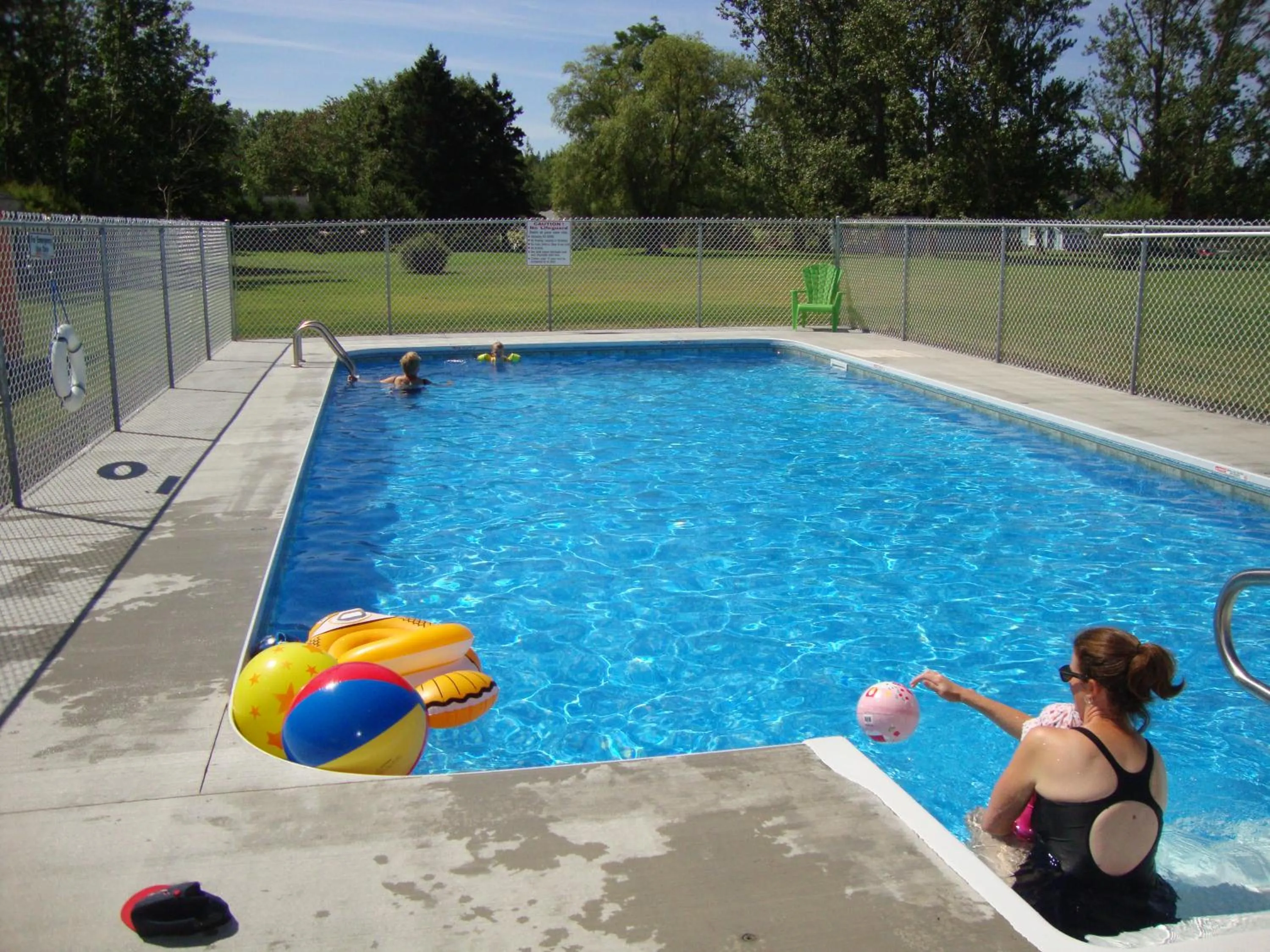 Swimming pool in Annapolis Royal Inn & Suites