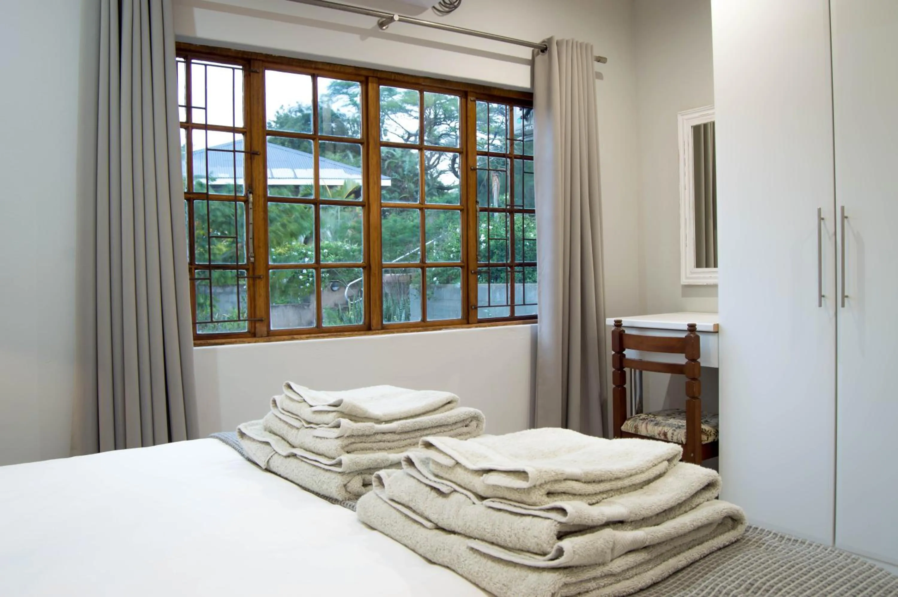 Bedroom, Bed in 870 on Riverview Drive