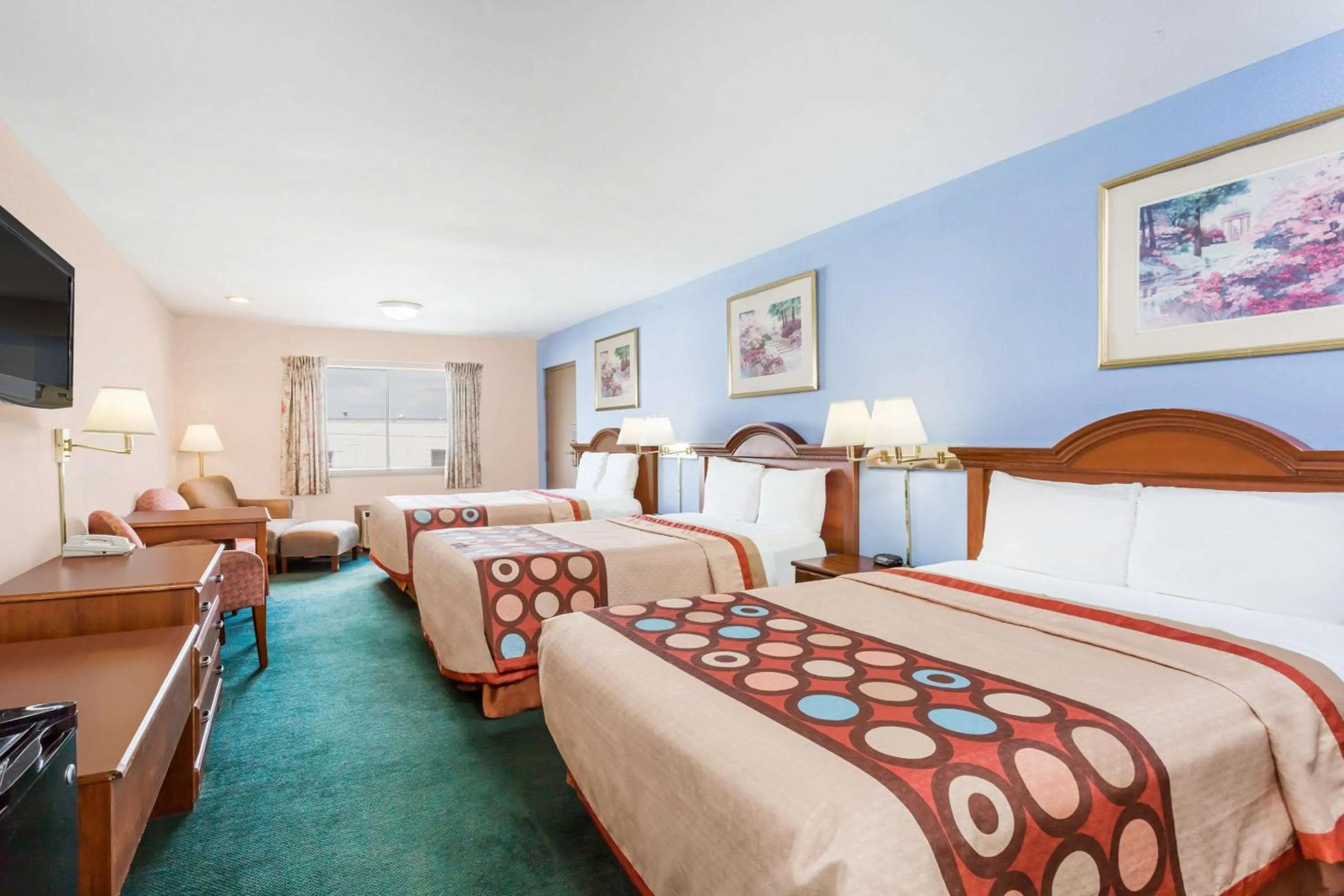 Photo of the whole room, Bed in Super 8 by Wyndham Greensboro