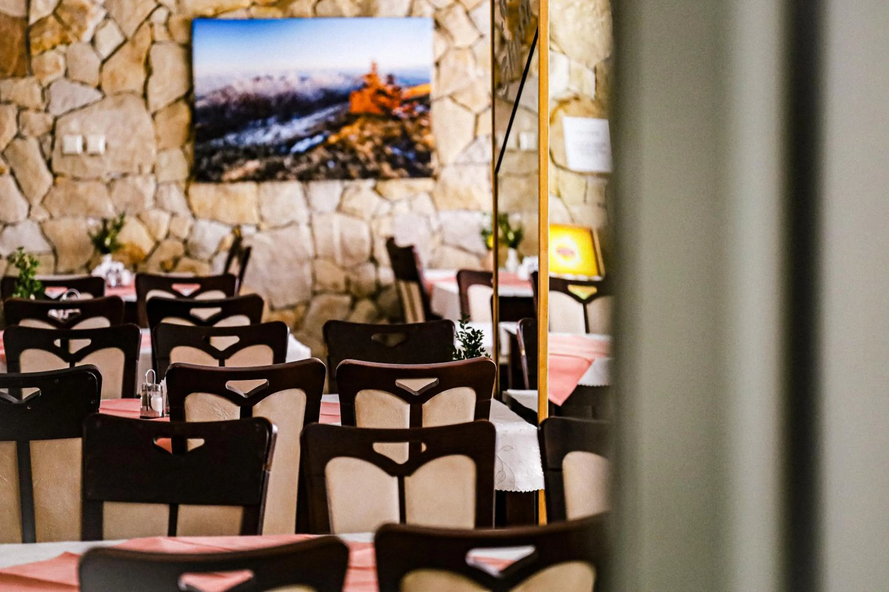 Restaurant/places to eat in Ośrodek Konferencyjno-Wypoczynkowy "Krucze Skały" w Karpaczu