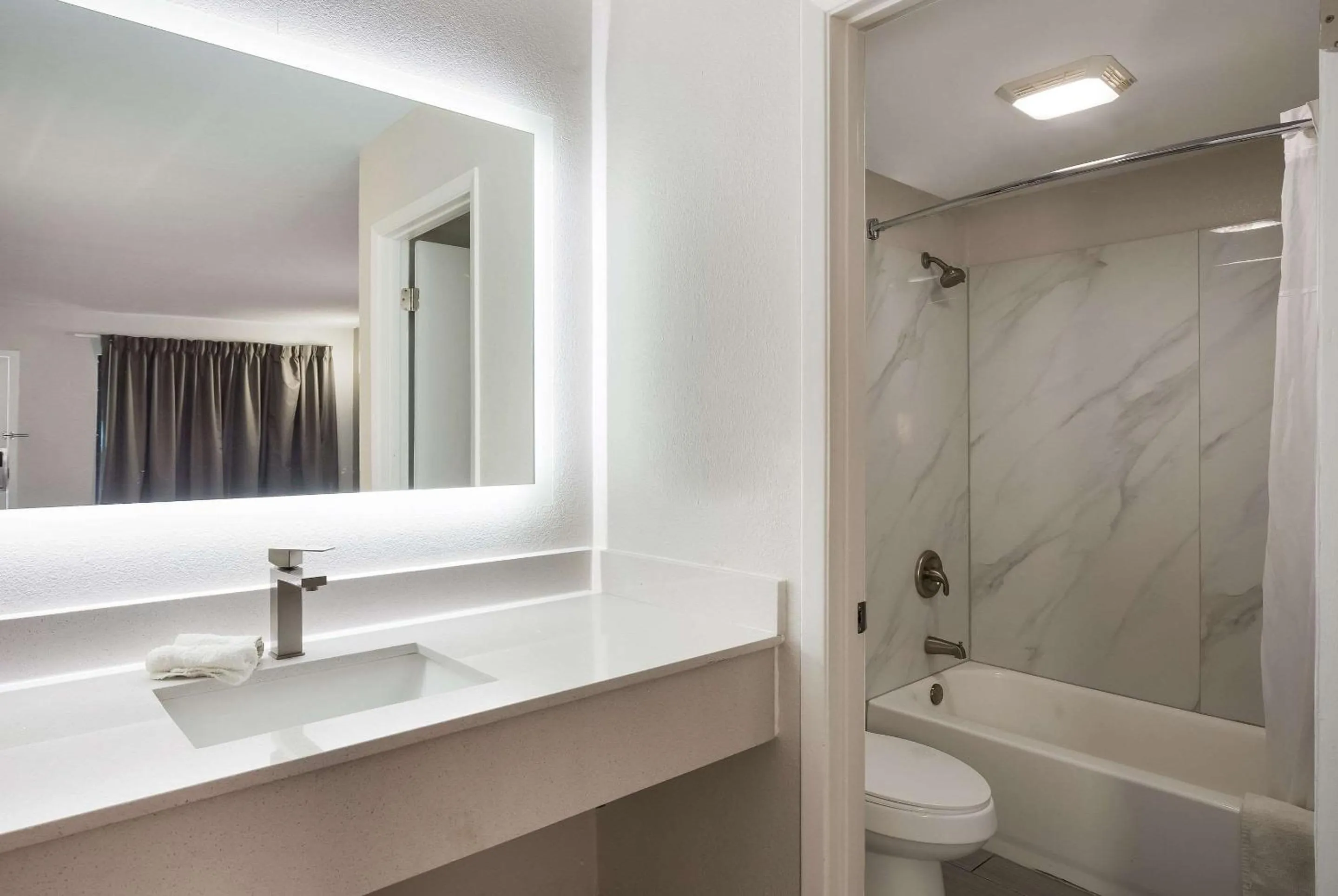 Bedroom, Bathroom in Econo Lodge