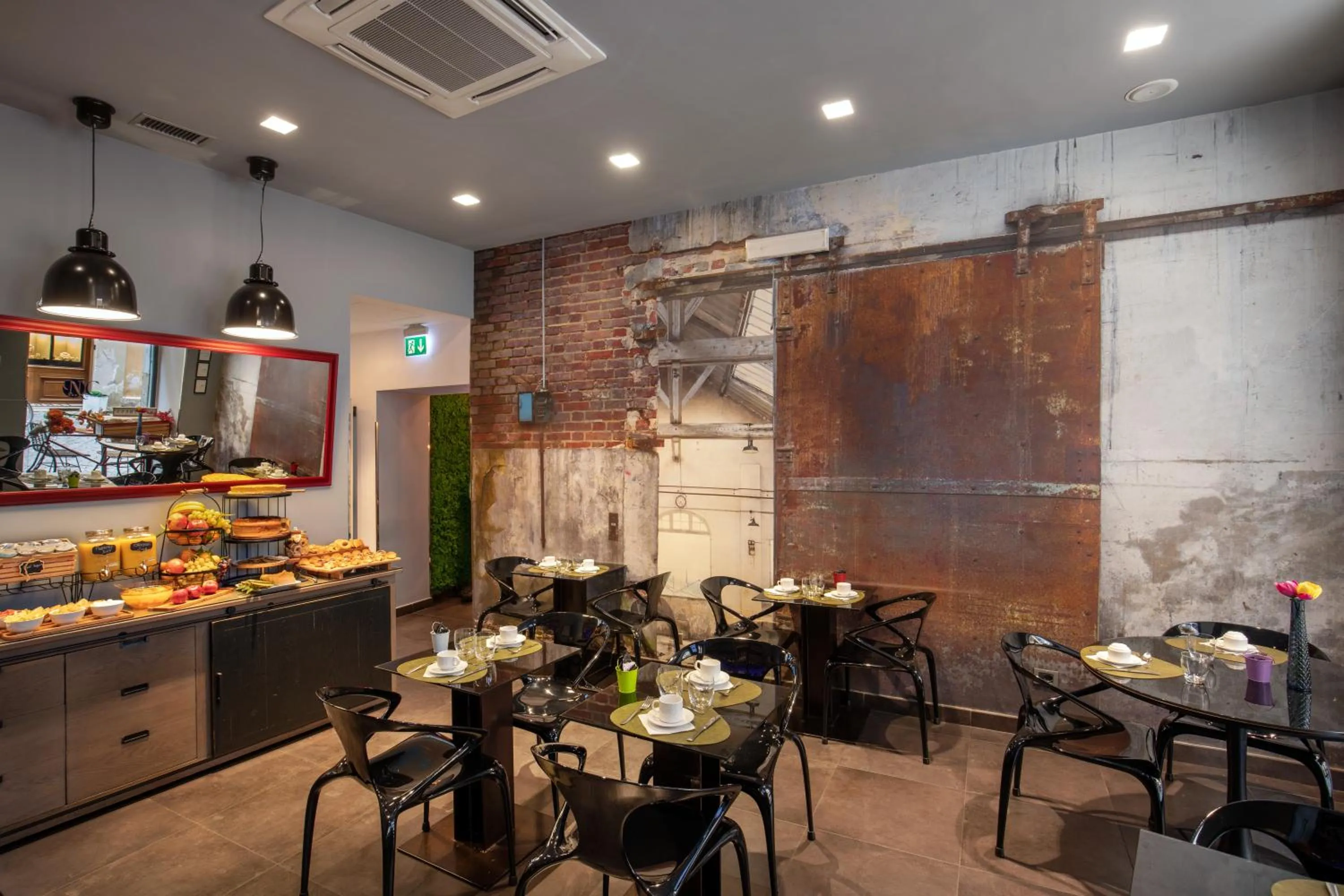 Restaurant/places to eat in Navona Colors Hotel