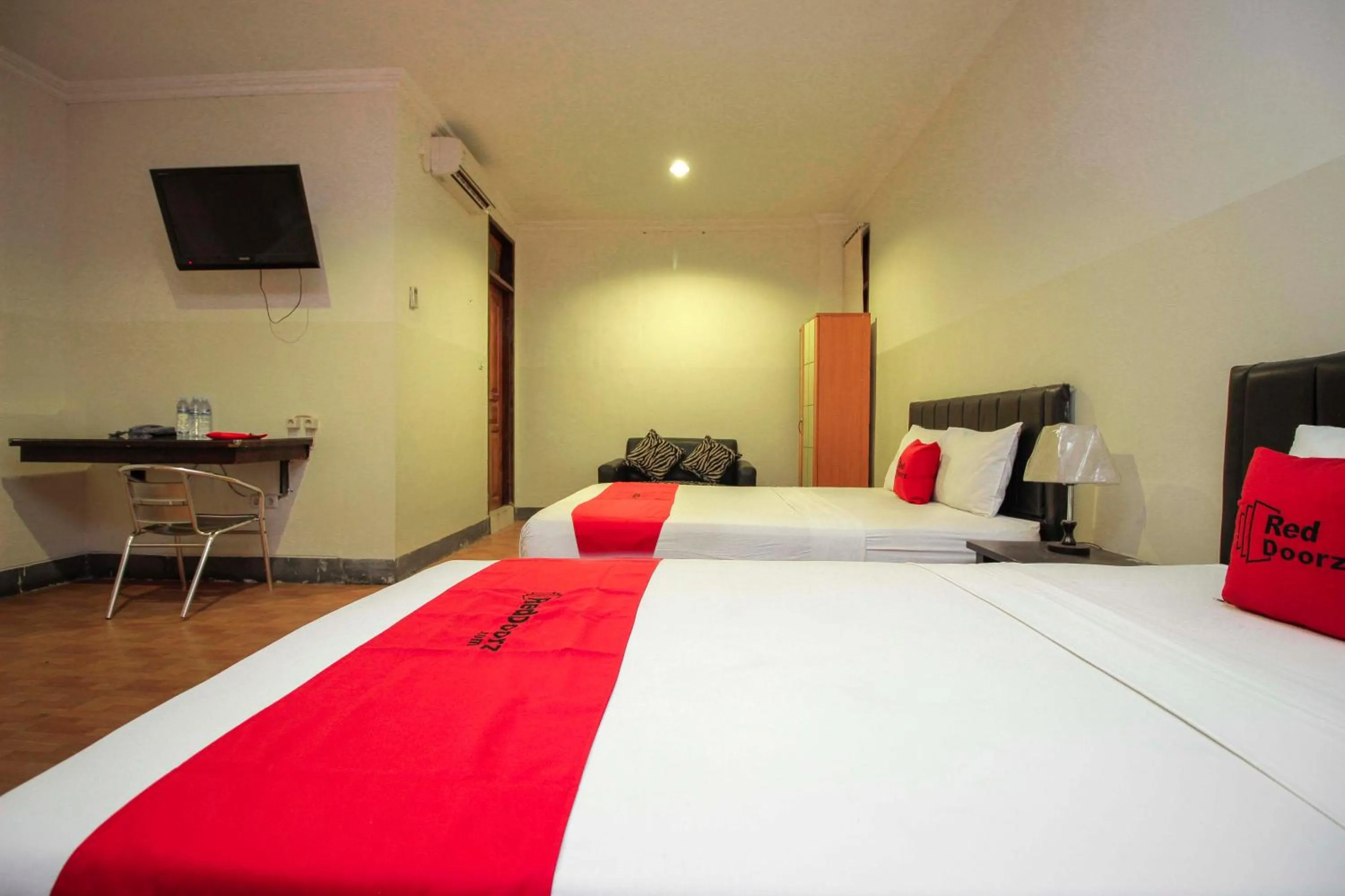 Bedroom, Bed in RedDoorz near Bethesda Manado