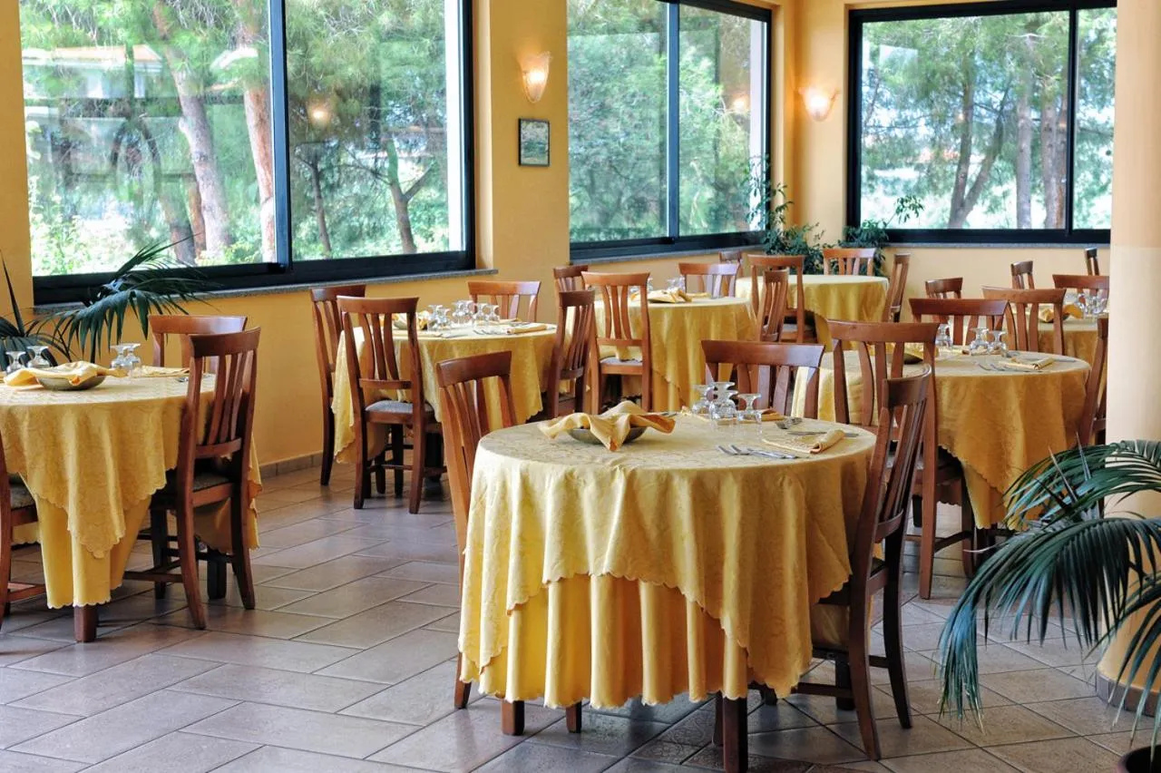 Restaurant/places to eat in Villaggio Pineta Petto Bianco