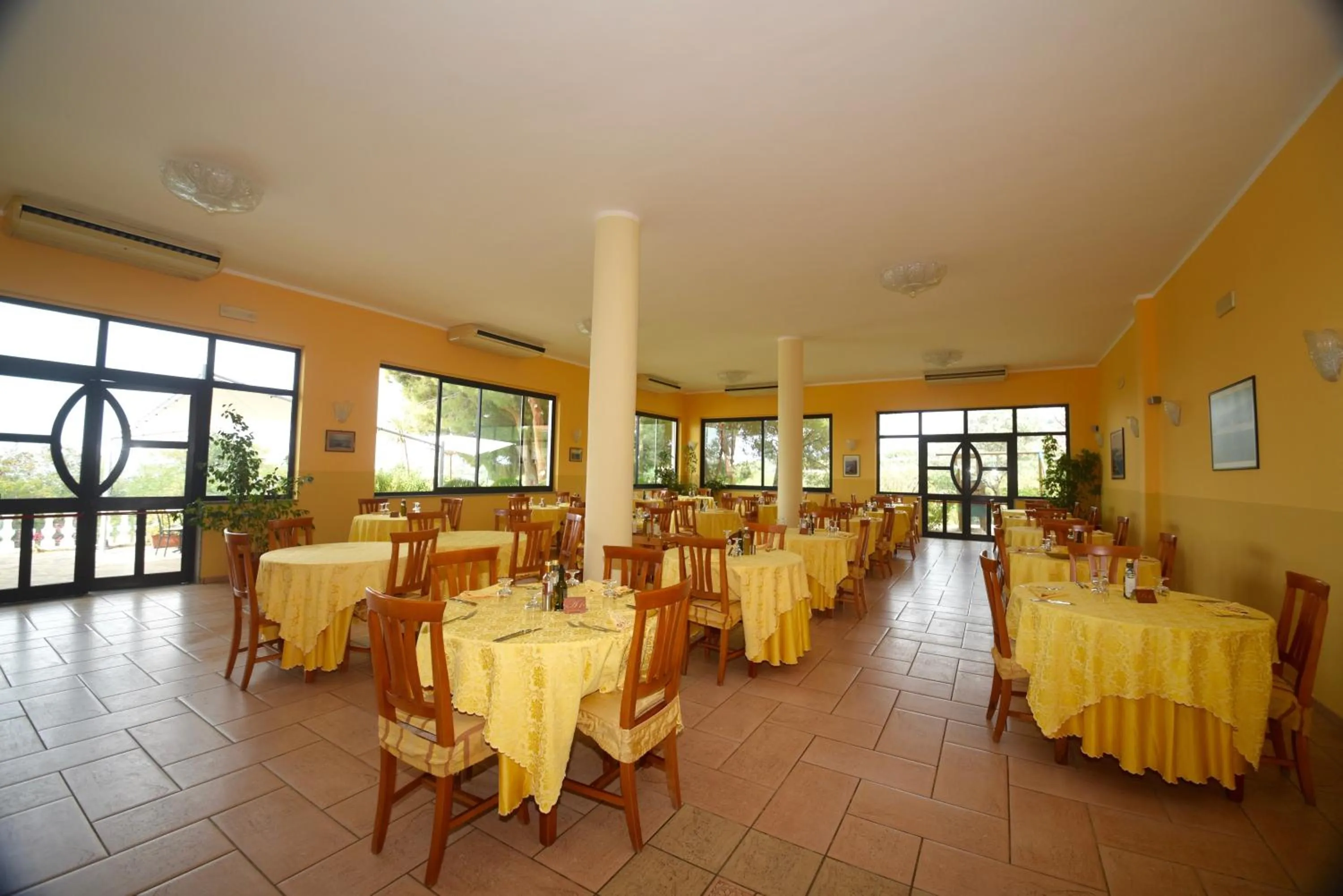 Restaurant/places to eat in Villaggio Pineta Petto Bianco