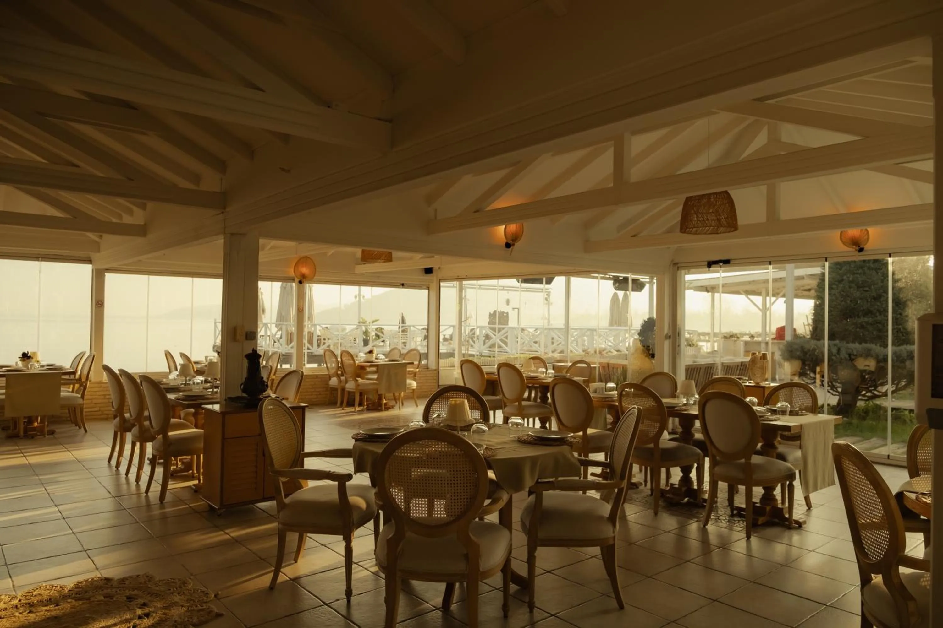 Restaurant/places to eat in Lale Hotel