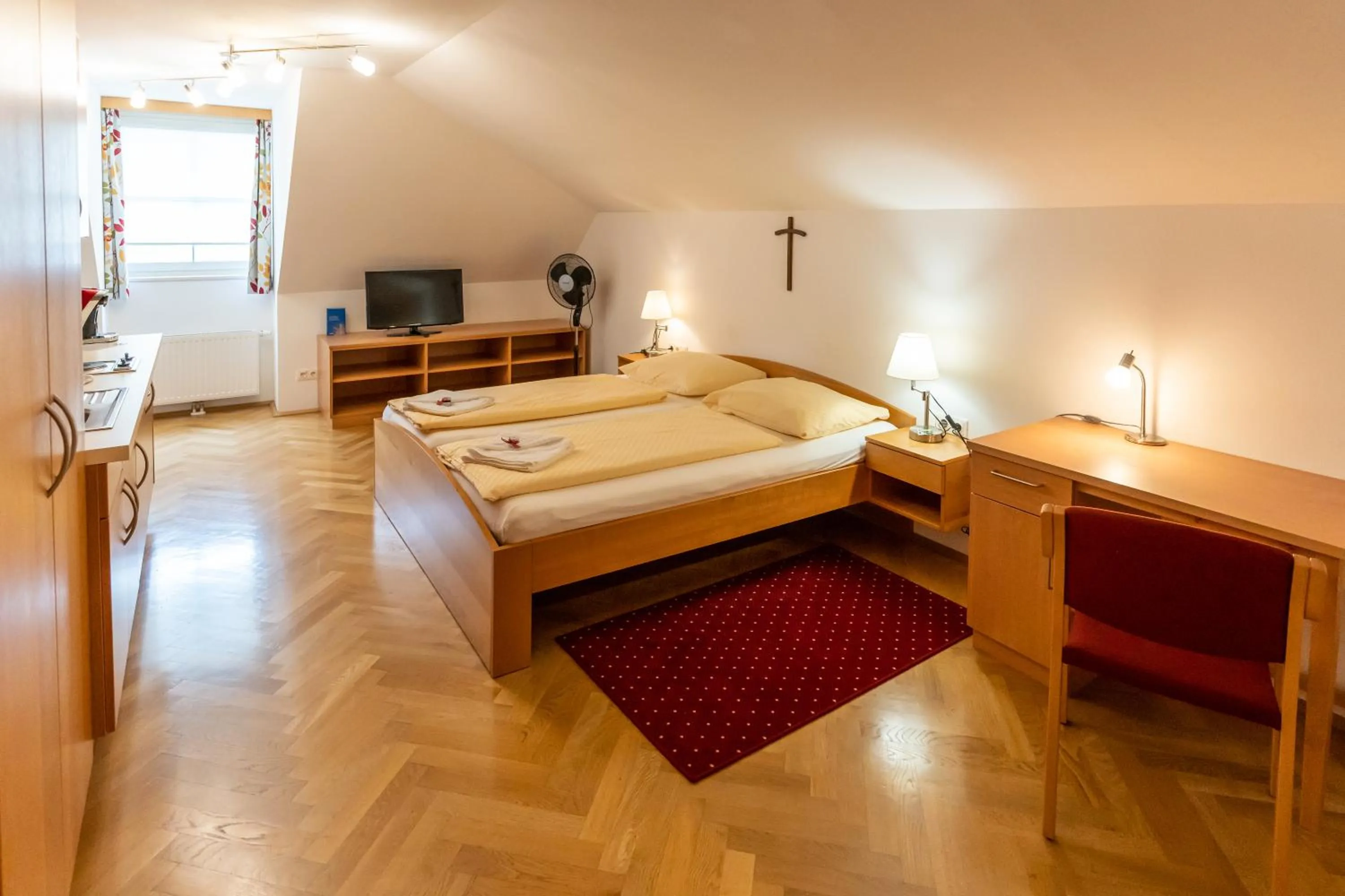 Photo of the whole room, Bed in Gästehaus im Priesterseminar Salzburg