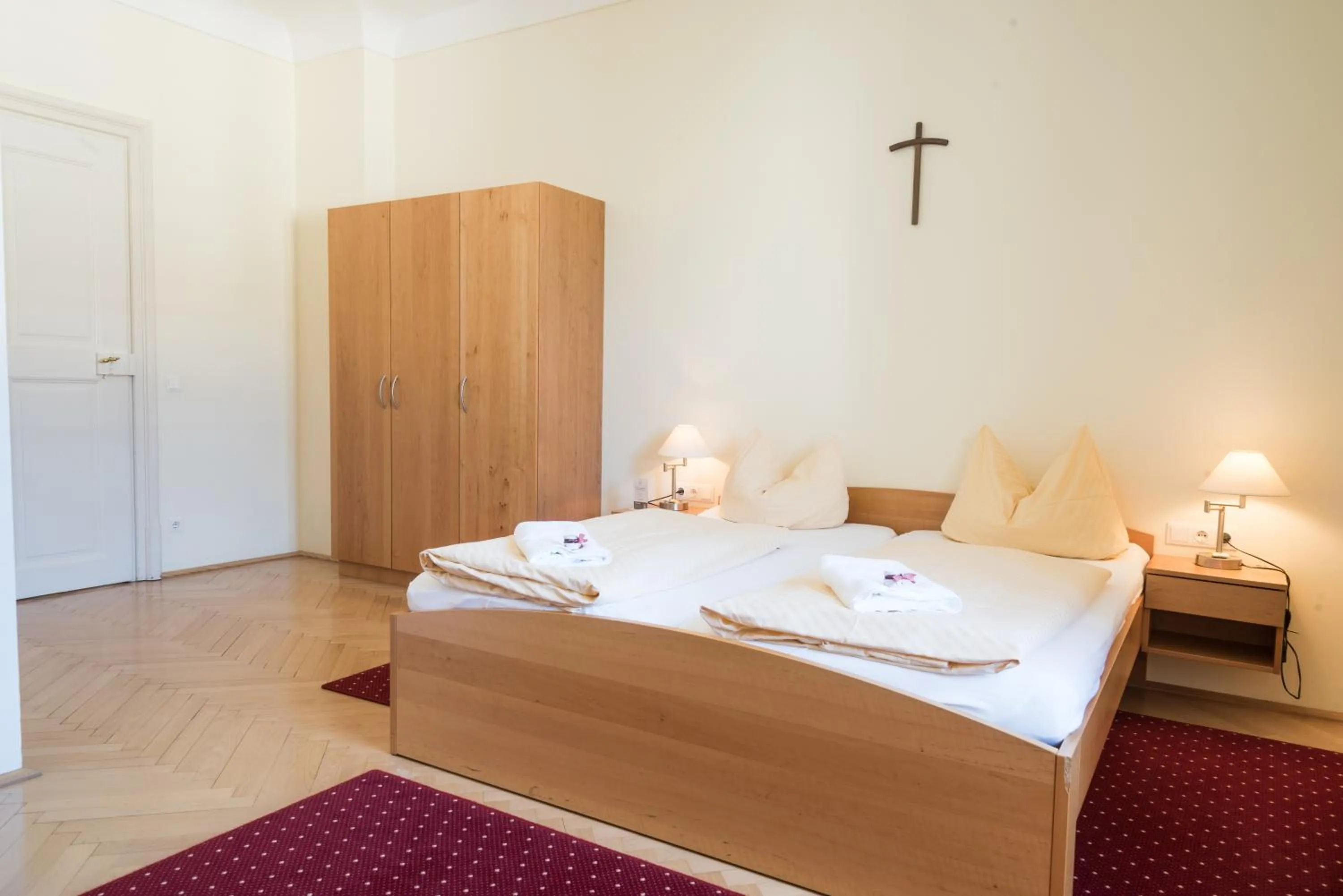 Photo of the whole room, Bed in Gästehaus im Priesterseminar Salzburg