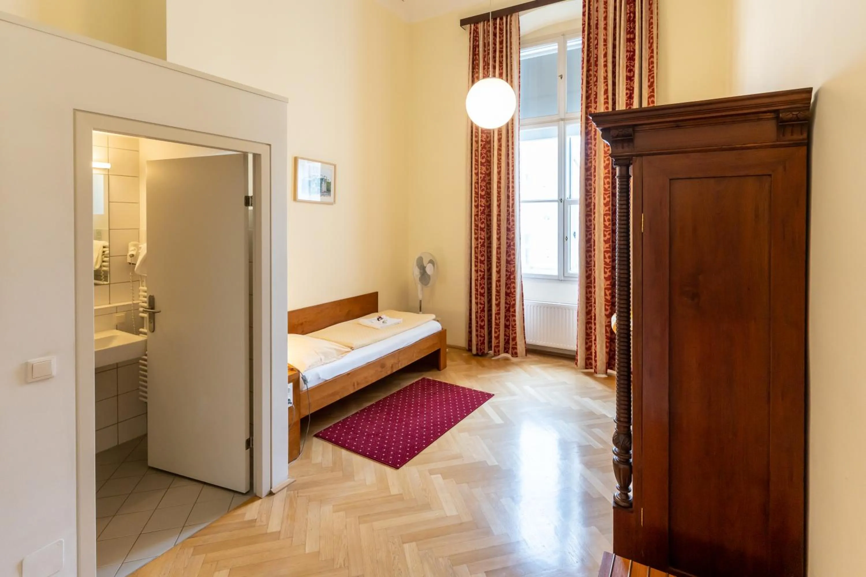 Photo of the whole room, Bed in Gästehaus im Priesterseminar Salzburg