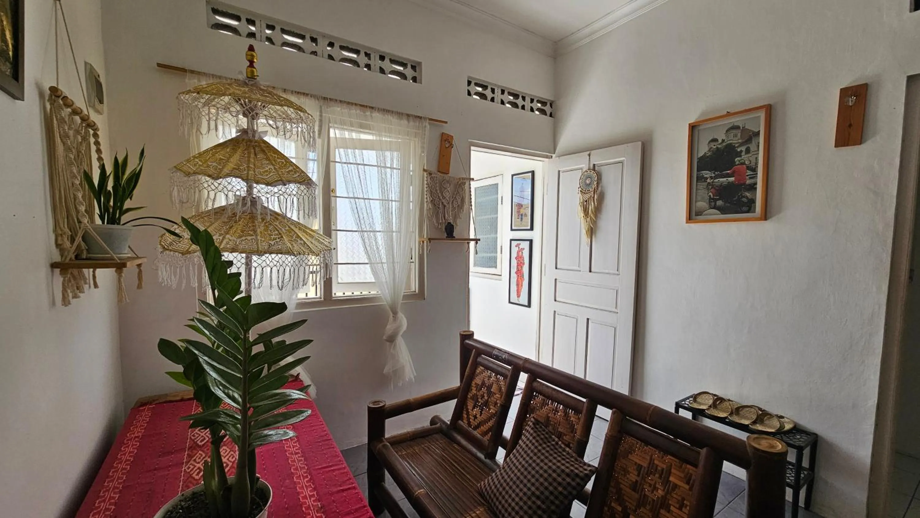 Living room in Oke Baik Hostel