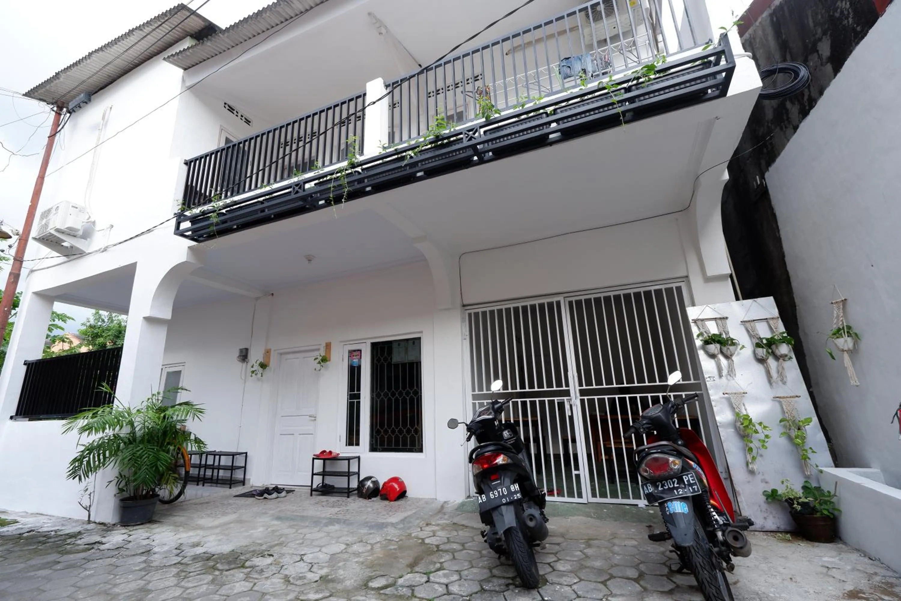 Facade/entrance in Oke Baik Hostel