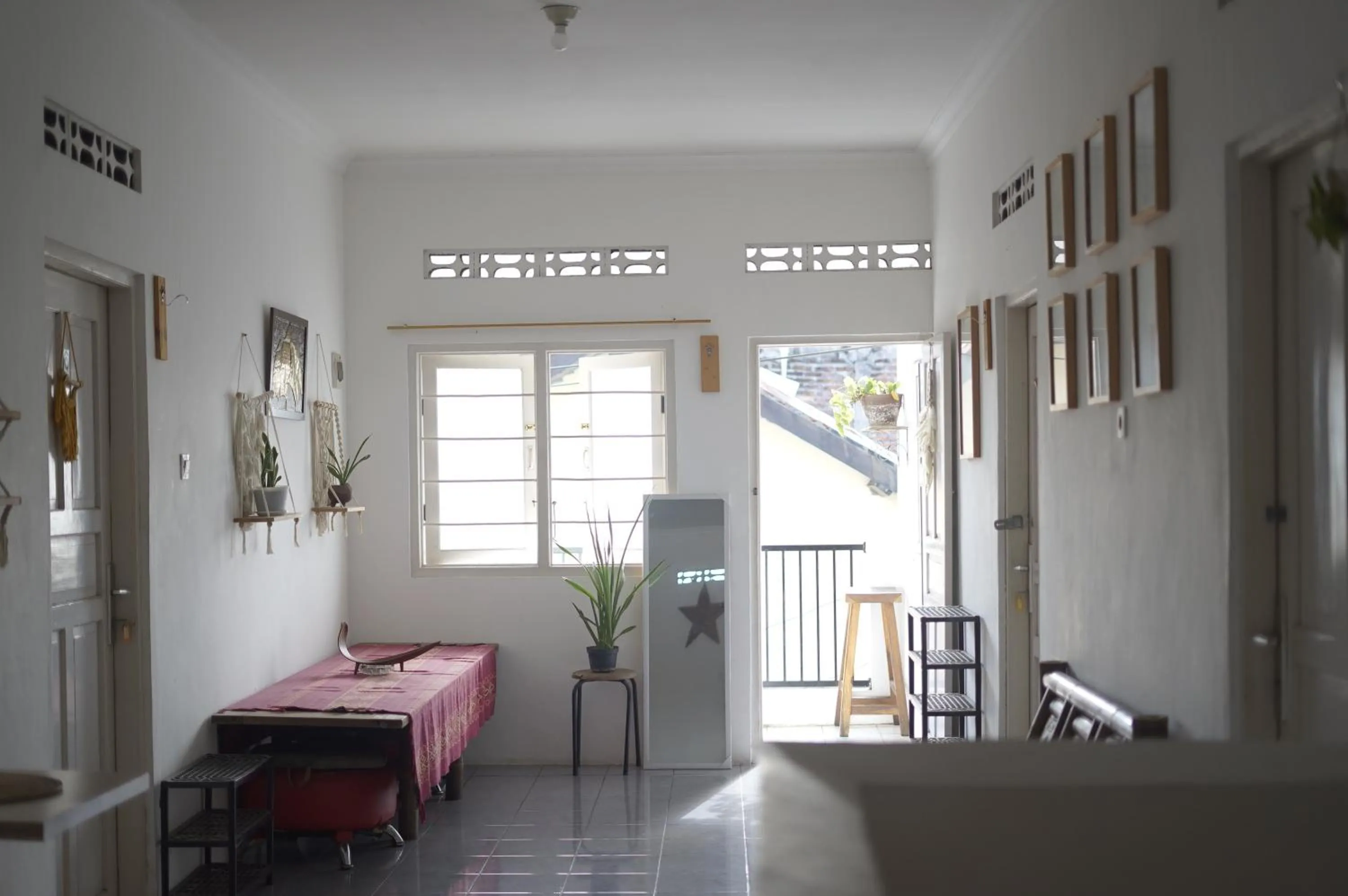 Living room, Bed in Oke Baik Hostel