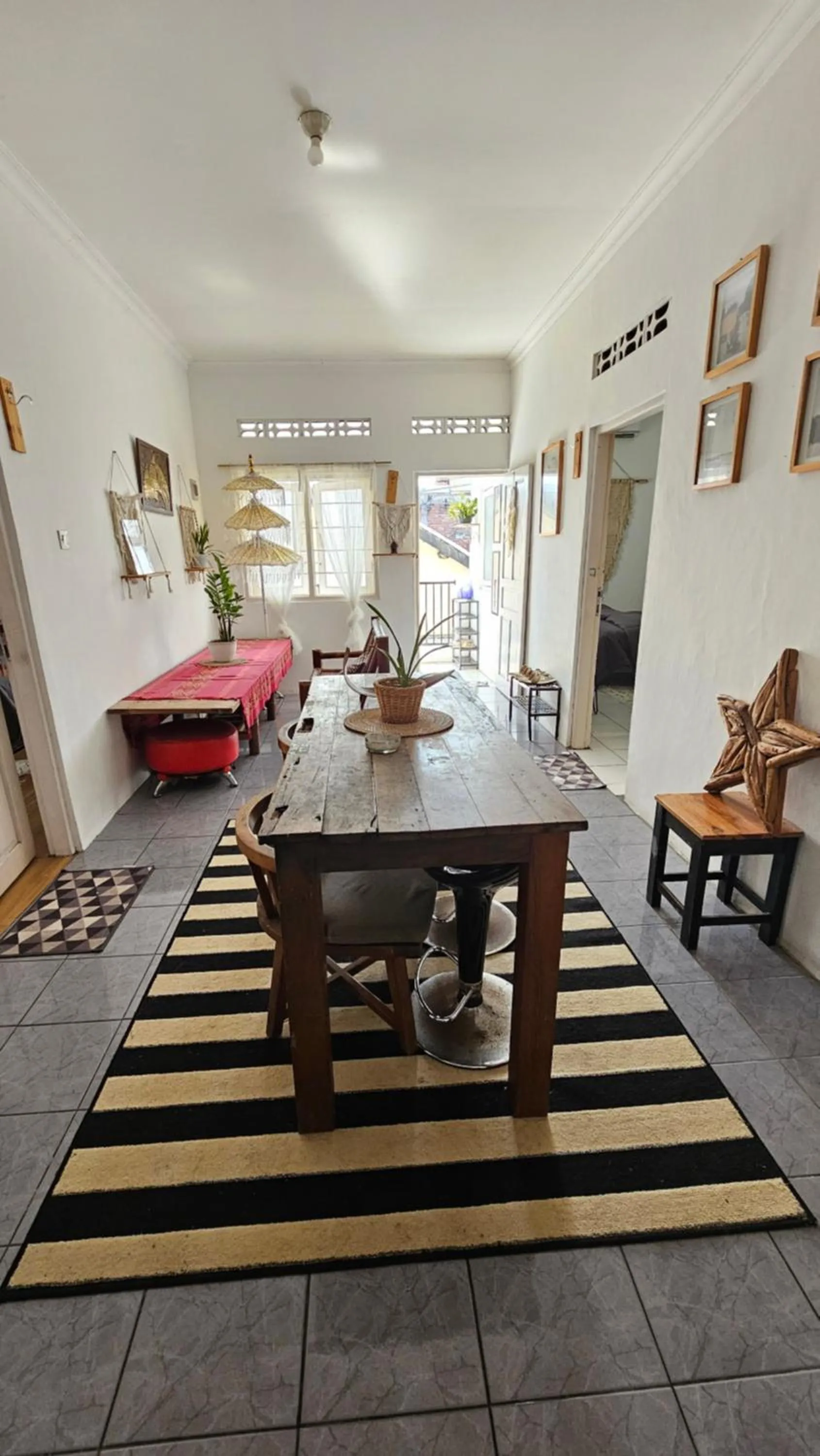 Living room, Bed in Oke Baik Hostel